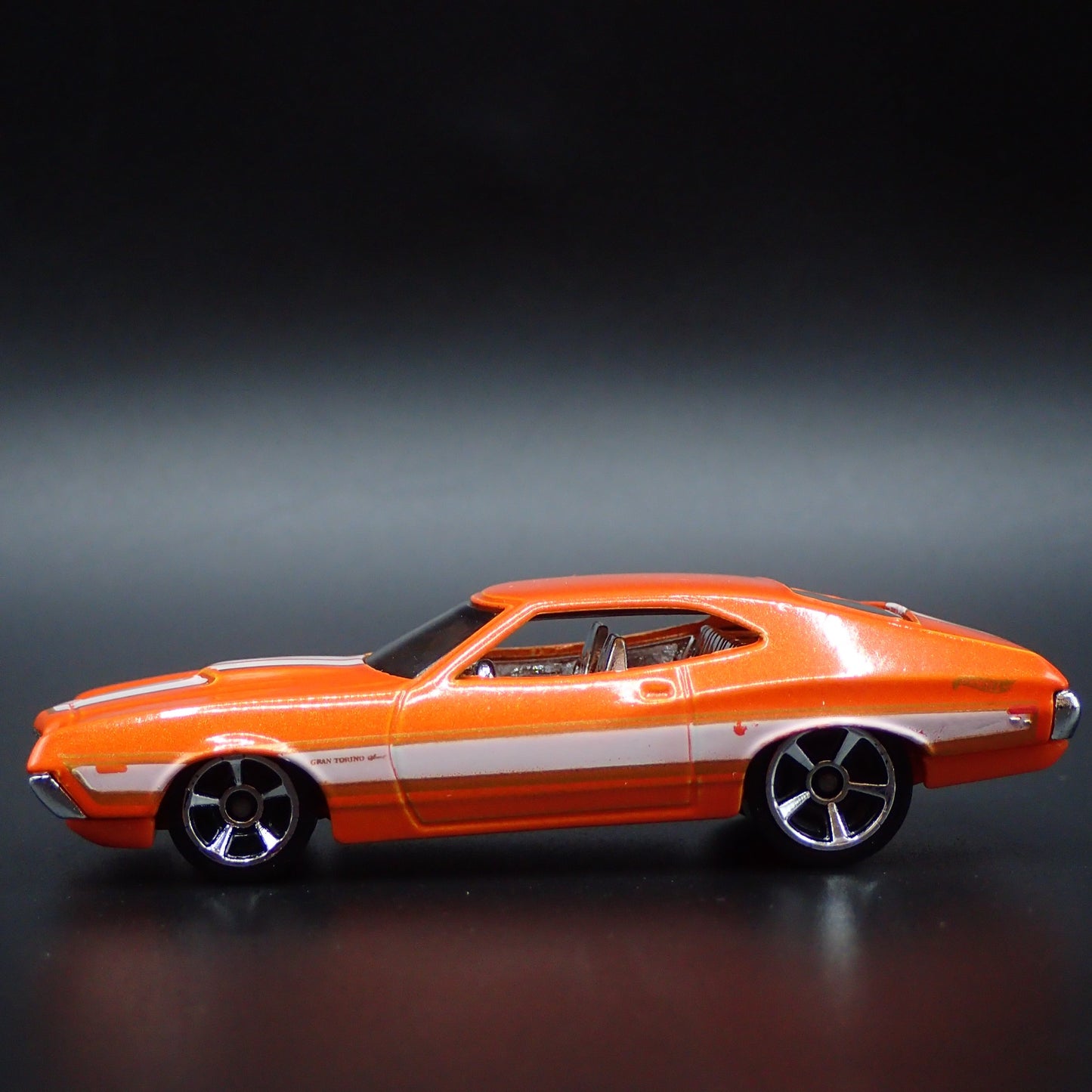 1972 72 FORD GRAN TORINO SPORT 1:64 SCALE COLLECTIBLE DIORAMA DIECAST MODEL CAR
