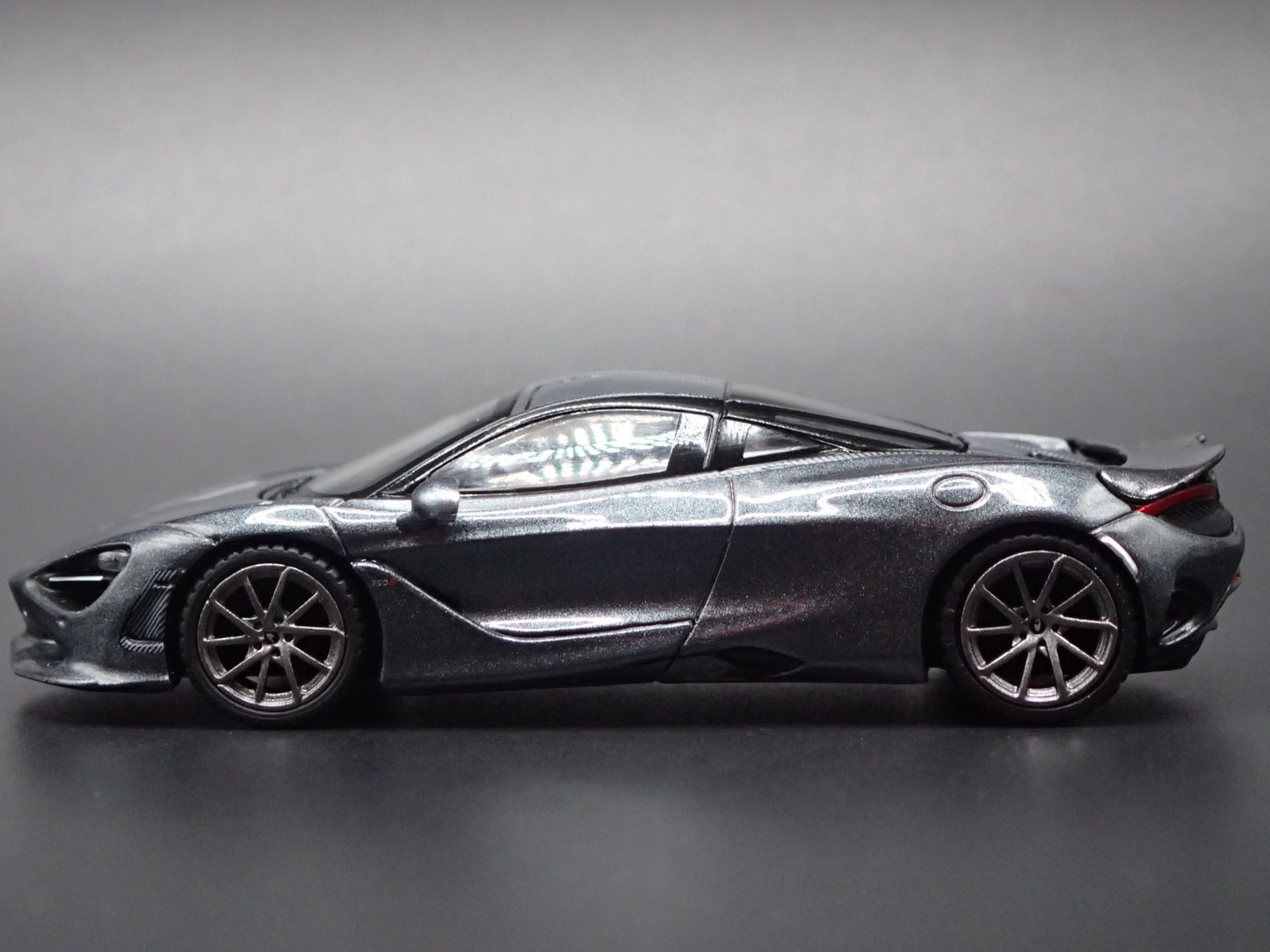 2023-2025 MCLAREN 750S SUPERCAR 1:64 SCALE COLLECTIBLE DIORAMA DIECAST MODEL CAR