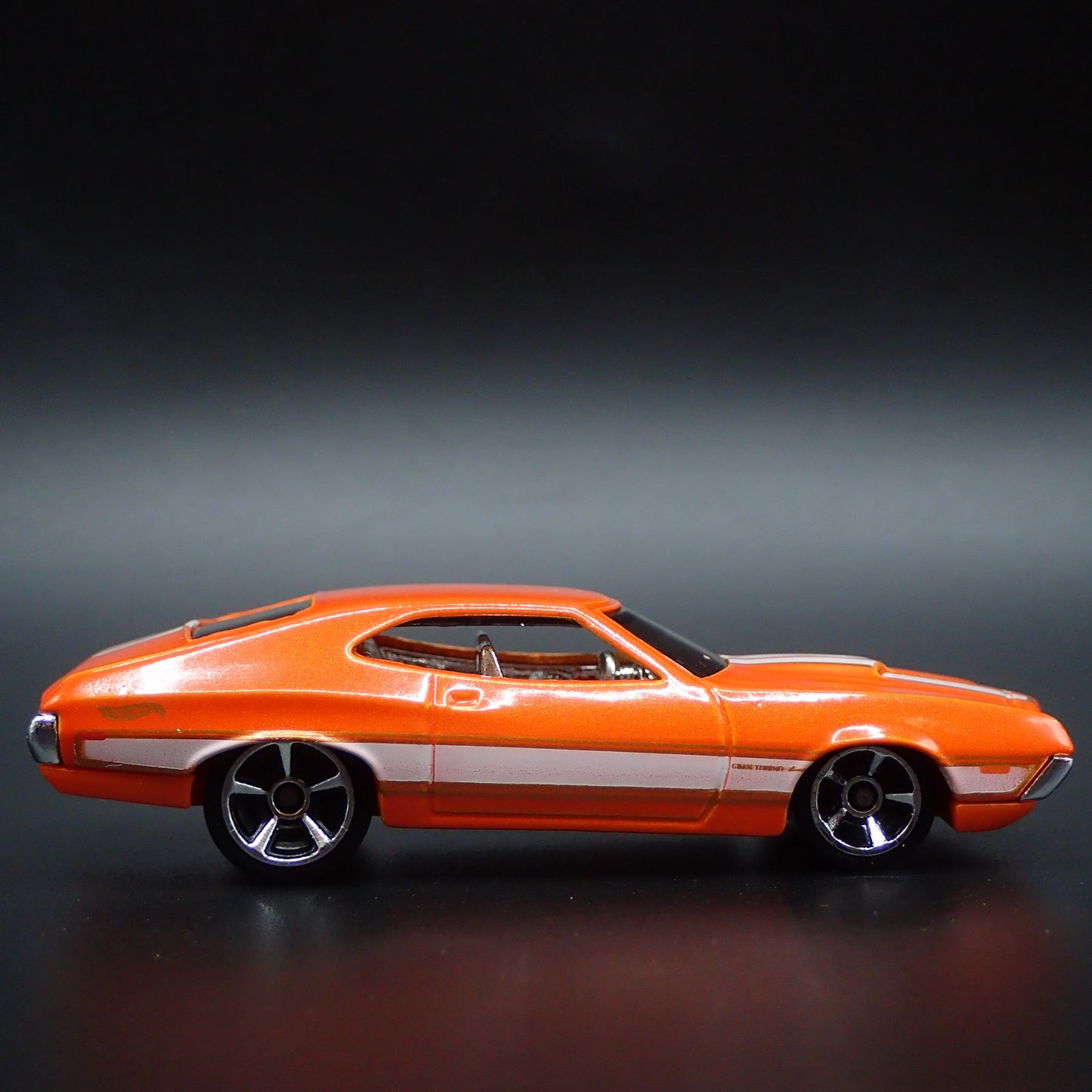 1972 72 FORD GRAN TORINO SPORT 1:64 SCALE COLLECTIBLE DIORAMA DIECAST MODEL CAR