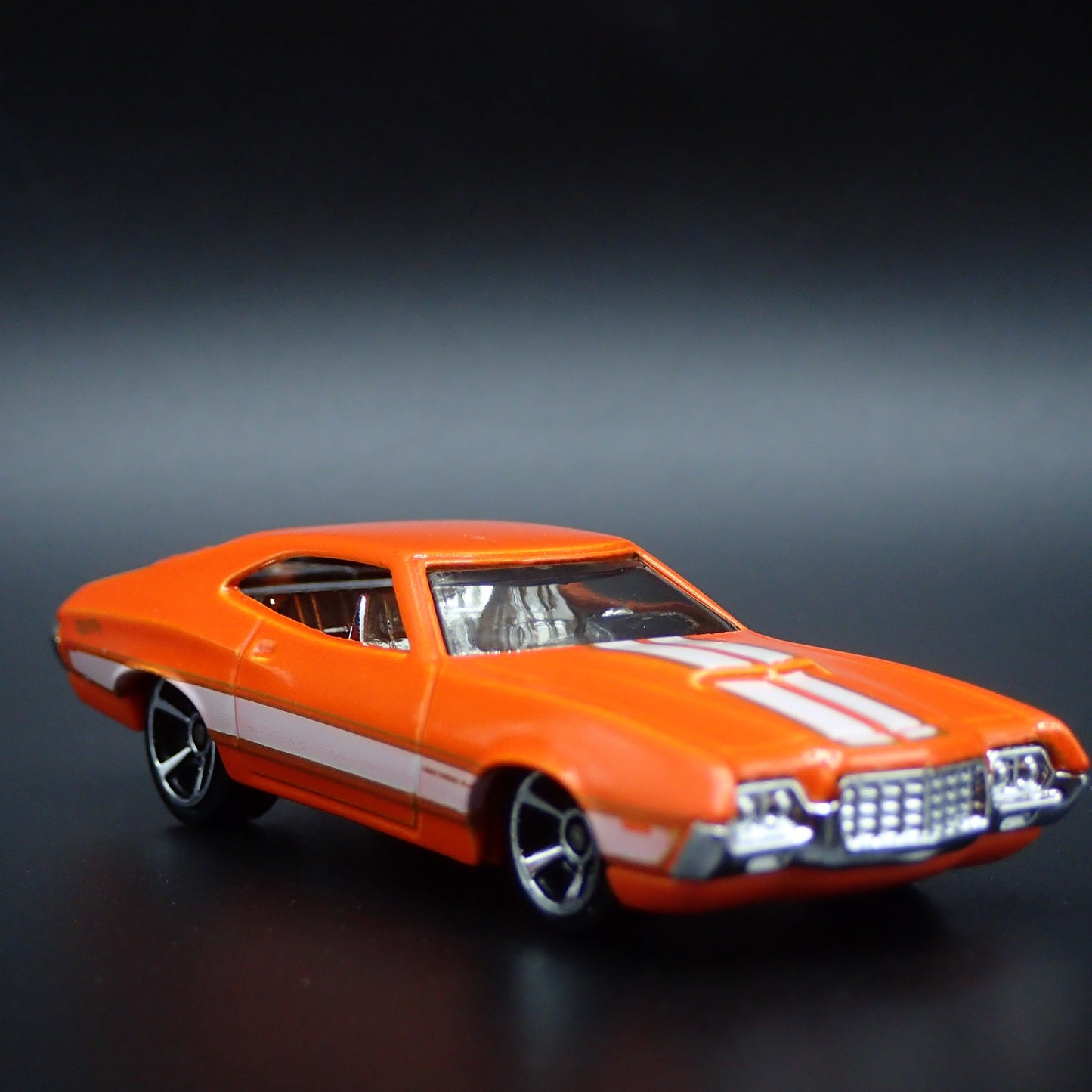 1972 72 FORD GRAN TORINO SPORT 1:64 SCALE COLLECTIBLE DIORAMA DIECAST MODEL CAR