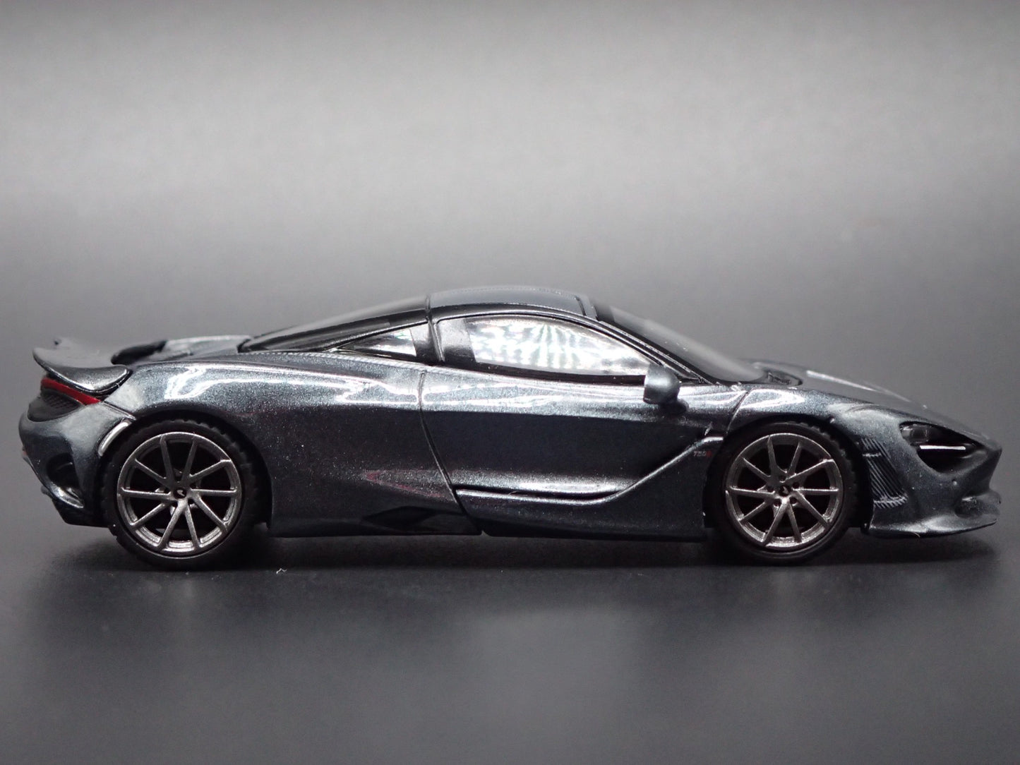 2023-2025 MCLAREN 750S SUPERCAR 1:64 SCALE COLLECTIBLE DIORAMA DIECAST MODEL CAR