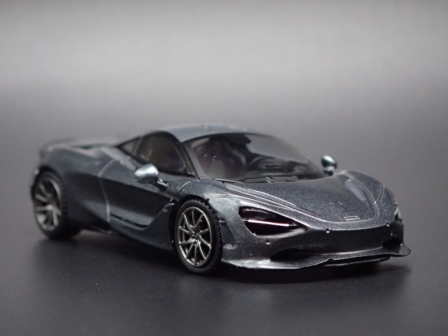 2023-2025 MCLAREN 750S SUPERCAR 1:64 SCALE COLLECTIBLE DIORAMA DIECAST MODEL CAR