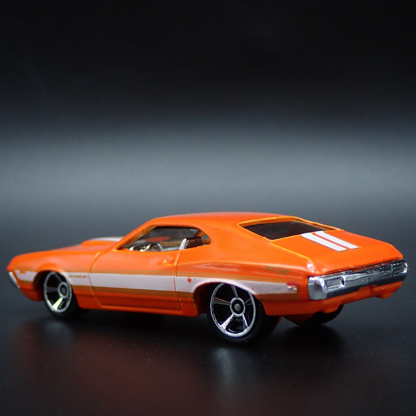 1972 72 FORD GRAN TORINO SPORT 1:64 SCALE COLLECTIBLE DIORAMA DIECAST MODEL CAR