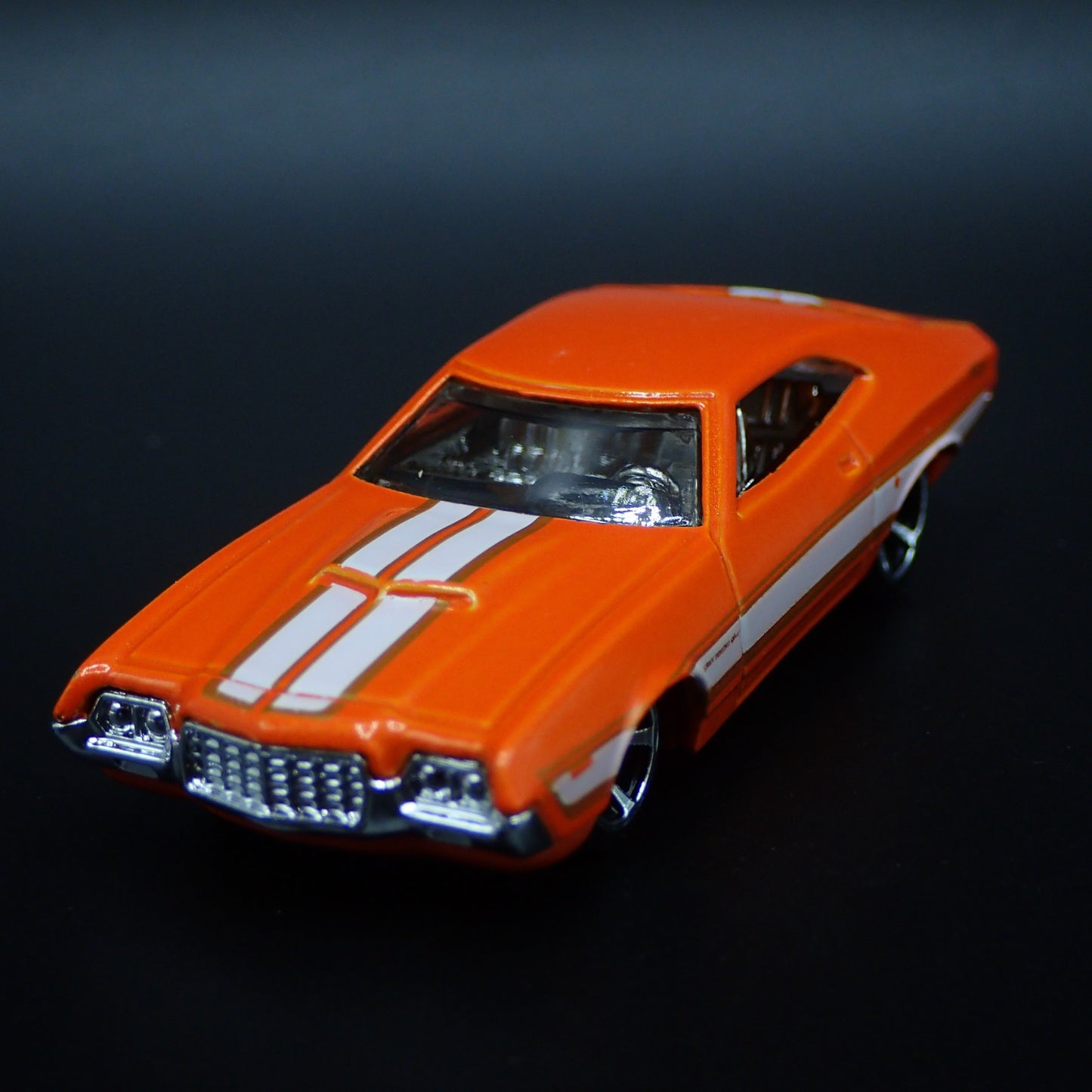 1972 72 FORD GRAN TORINO SPORT 1:64 SCALE COLLECTIBLE DIORAMA DIECAST MODEL CAR