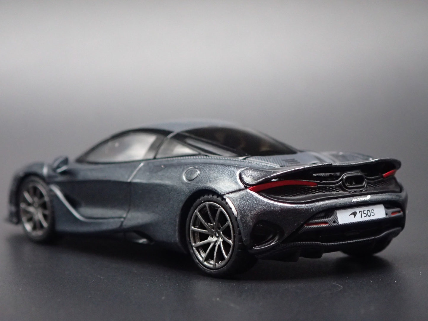 2023-2025 MCLAREN 750S SUPERCAR 1:64 SCALE COLLECTIBLE DIORAMA DIECAST MODEL CAR