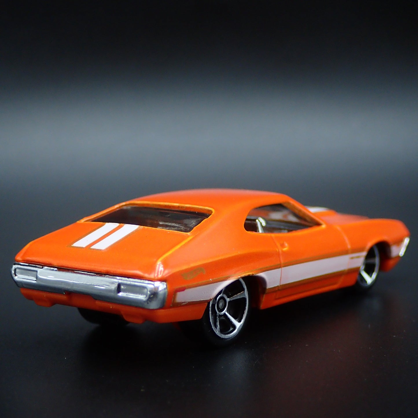 1972 72 FORD GRAN TORINO SPORT 1:64 SCALE COLLECTIBLE DIORAMA DIECAST MODEL CAR