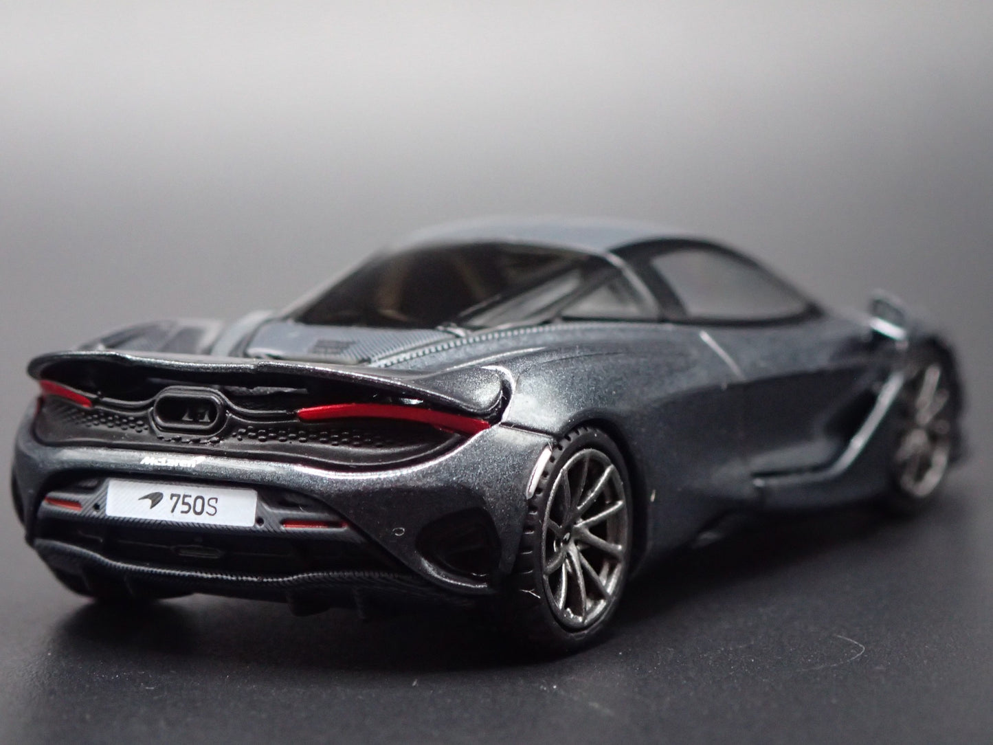 2023-2025 MCLAREN 750S SUPERCAR 1:64 SCALE COLLECTIBLE DIORAMA DIECAST MODEL CAR