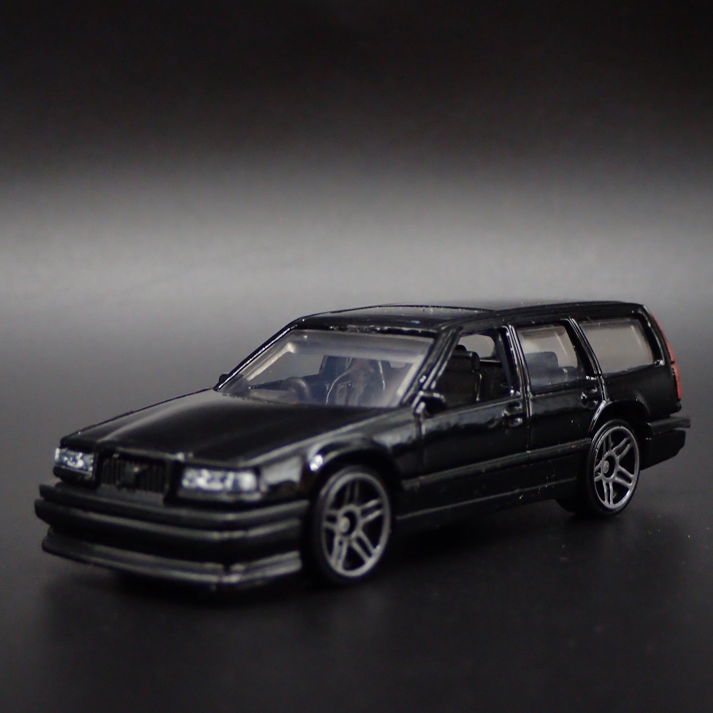 1993-1997 VOLVO 850 ESTATE STATION WAGON 1:64 SCALE DIORAMA DIECAST MODEL CAR