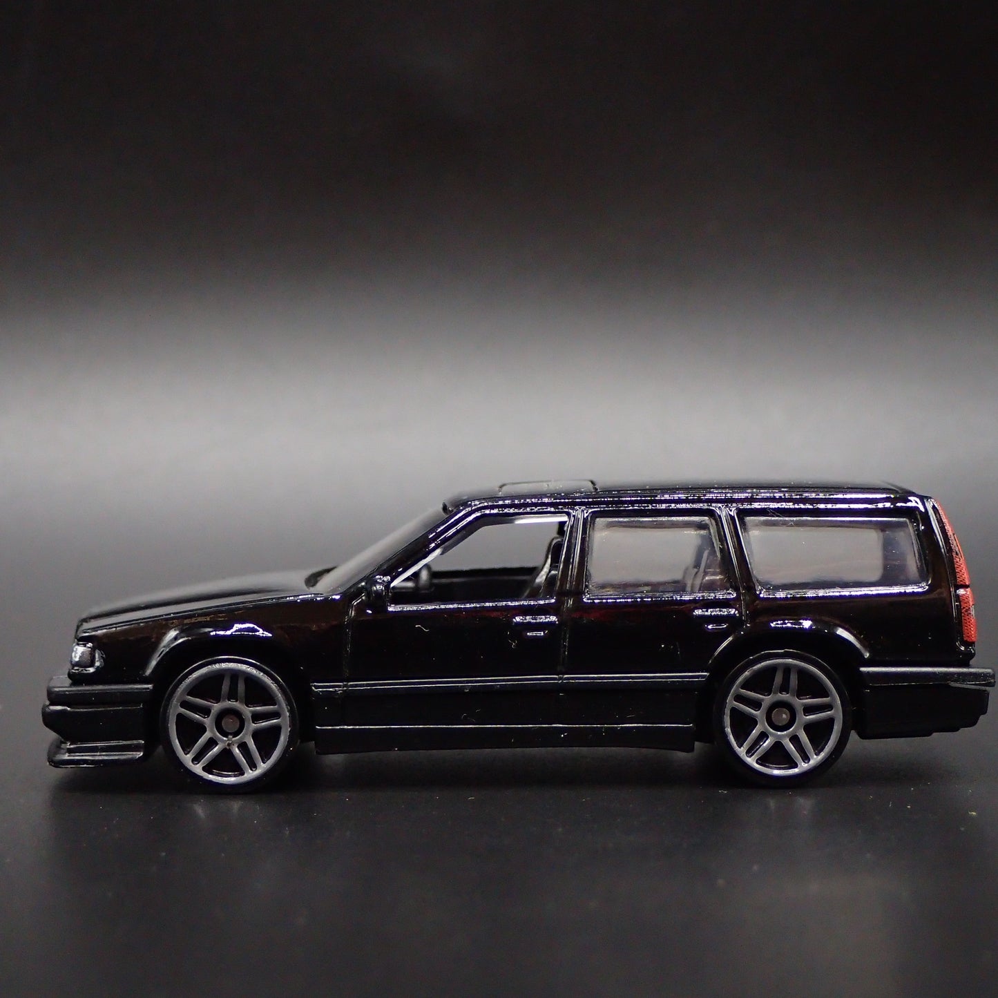 1993-1997 VOLVO 850 ESTATE STATION WAGON 1:64 SCALE DIORAMA DIECAST MODEL CAR