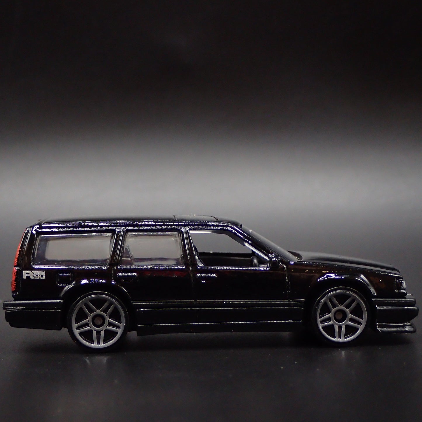 1993-1997 VOLVO 850 ESTATE STATION WAGON 1:64 SCALE DIORAMA DIECAST MODEL CAR