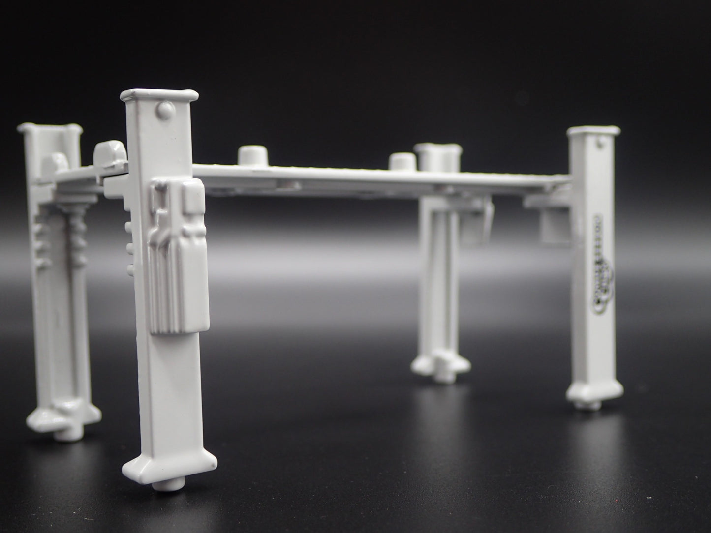 COMPETITION CAMS 1:64 SCALE AUTO SHOP MECHANIC GARAGE 4 POST CAR LIFT MODEL PROP