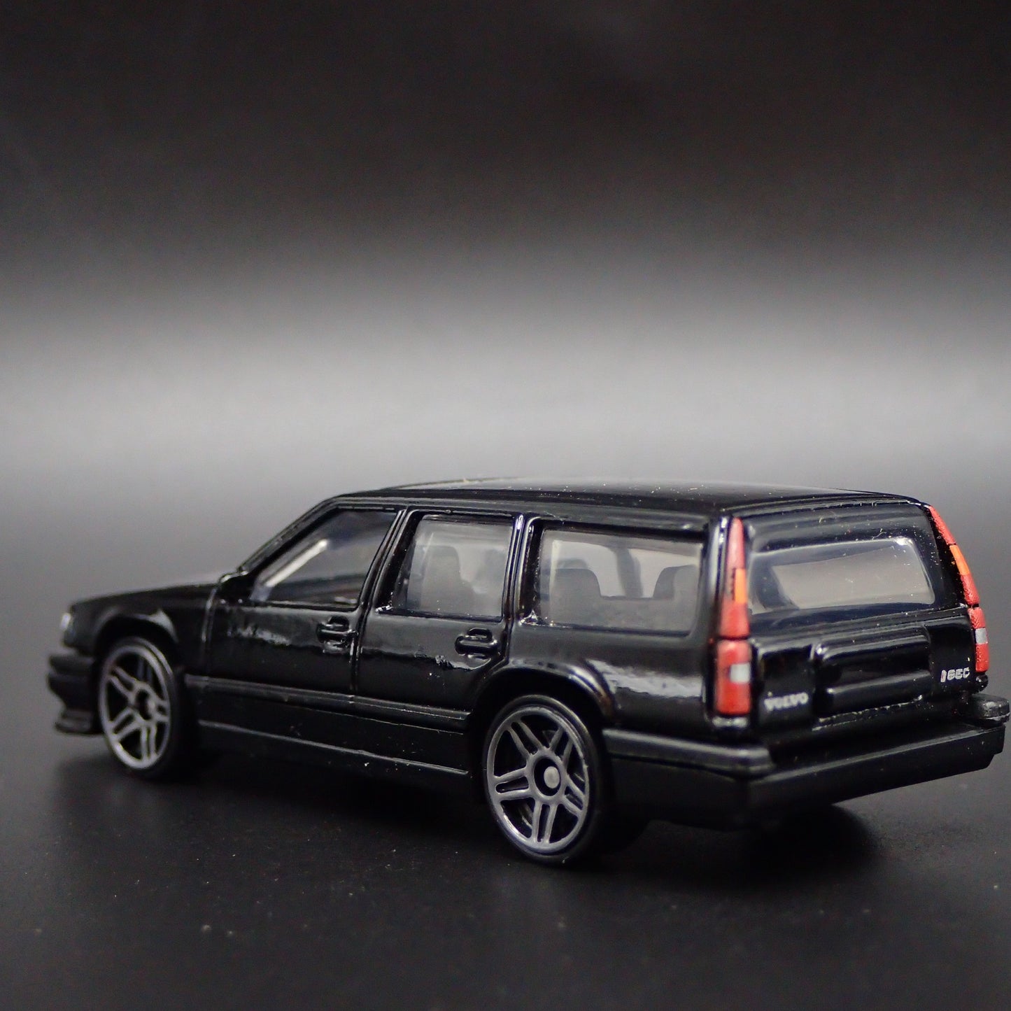 1993-1997 VOLVO 850 ESTATE STATION WAGON 1:64 SCALE DIORAMA DIECAST MODEL CAR