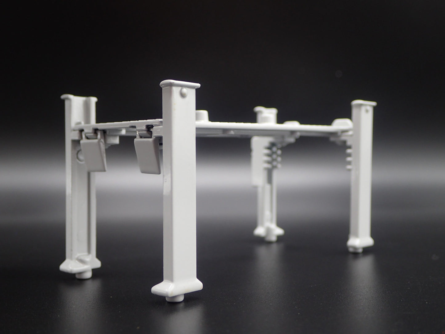 COMPETITION CAMS 1:64 SCALE AUTO SHOP MECHANIC GARAGE 4 POST CAR LIFT MODEL PROP