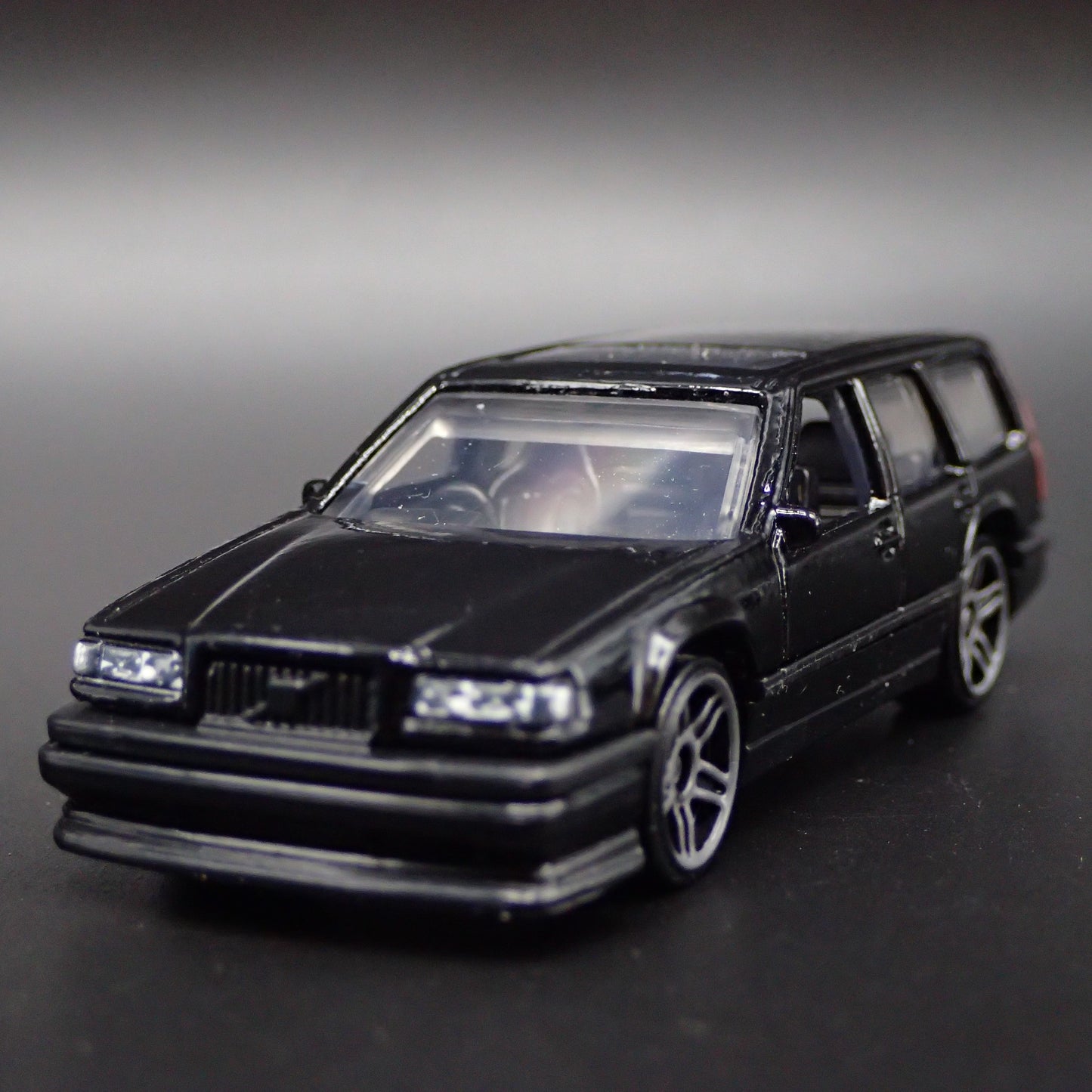 1993-1997 VOLVO 850 ESTATE STATION WAGON 1:64 SCALE DIORAMA DIECAST MODEL CAR