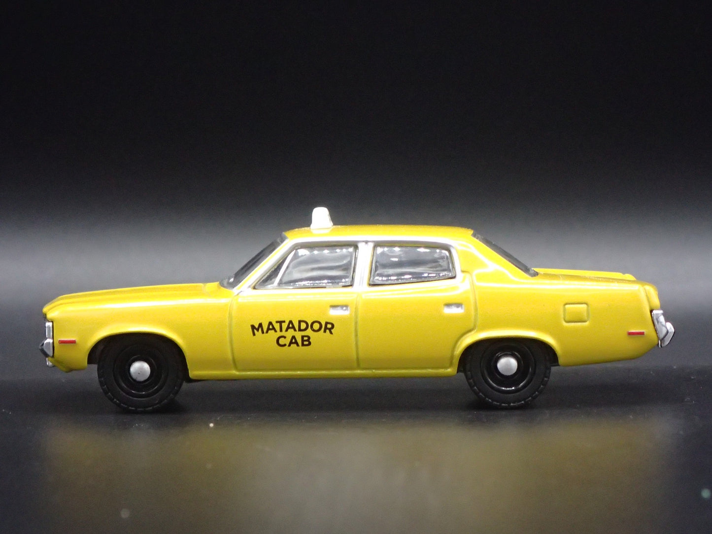 1972 72 AMC MATADOR TAXI CAB 1:64 SCALE COLLECTIBLE DIORAMA DIECAST MODEL CAR