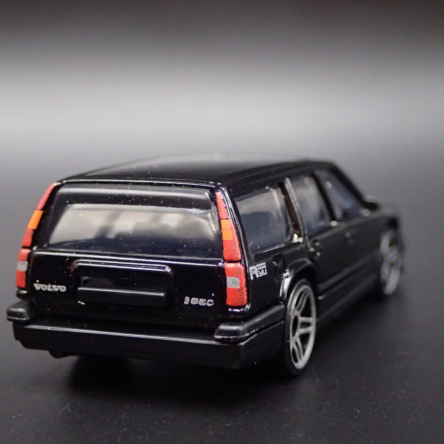 1993-1997 VOLVO 850 ESTATE STATION WAGON 1:64 SCALE DIORAMA DIECAST MODEL CAR