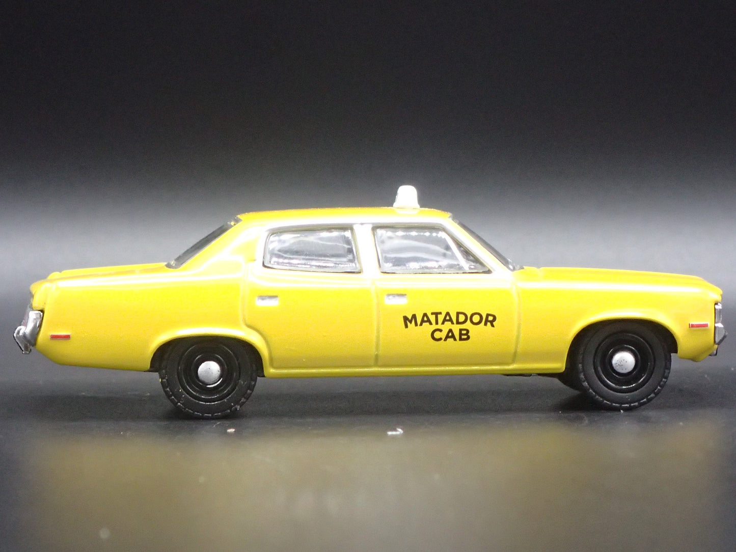 1972 72 AMC MATADOR TAXI CAB 1:64 SCALE COLLECTIBLE DIORAMA DIECAST MODEL CAR