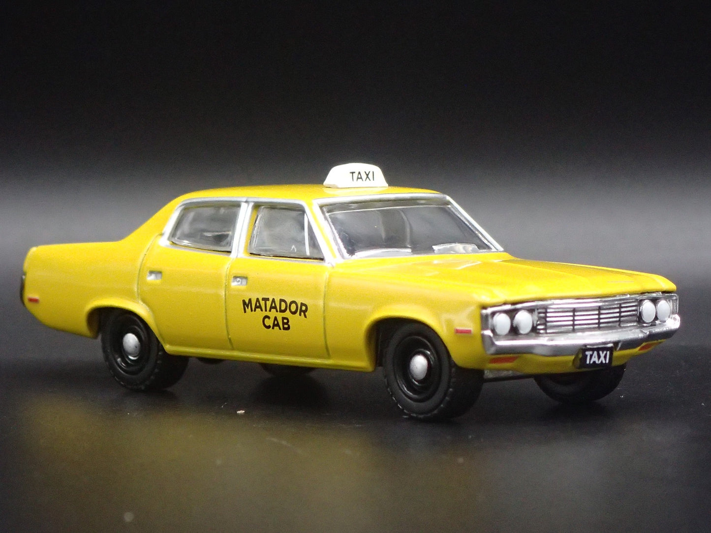 1972 72 AMC MATADOR TAXI CAB 1:64 SCALE COLLECTIBLE DIORAMA DIECAST MODEL CAR
