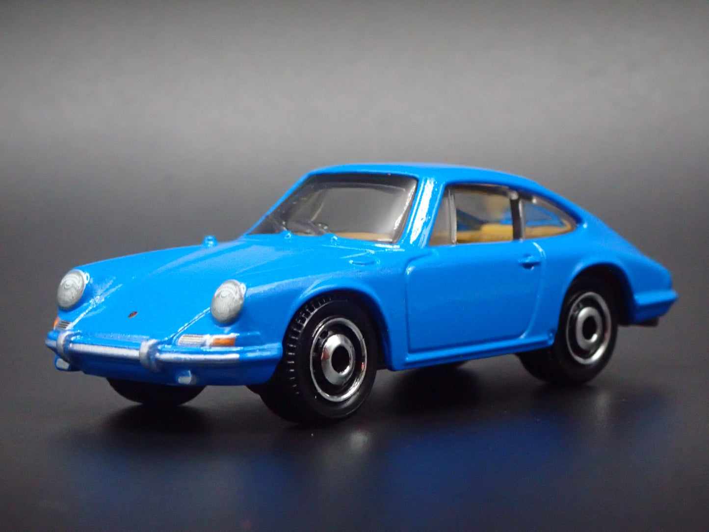 1963-1964 PORSCHE 911 BLUE 1:64 SCALE COLLECTIBLE DIORAMA DIECAST MODEL CAR