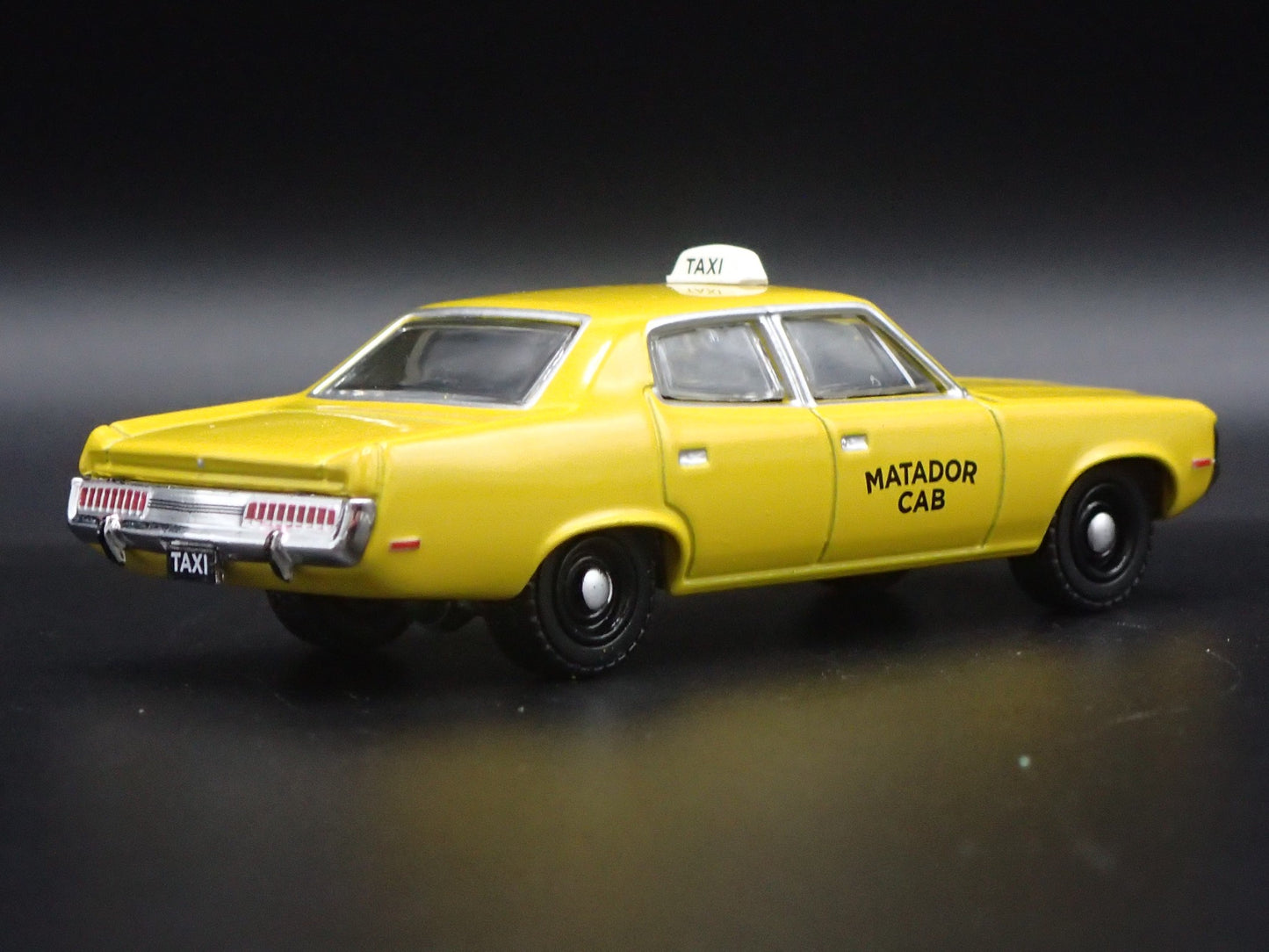 1972 72 AMC MATADOR TAXI CAB 1:64 SCALE COLLECTIBLE DIORAMA DIECAST MODEL CAR