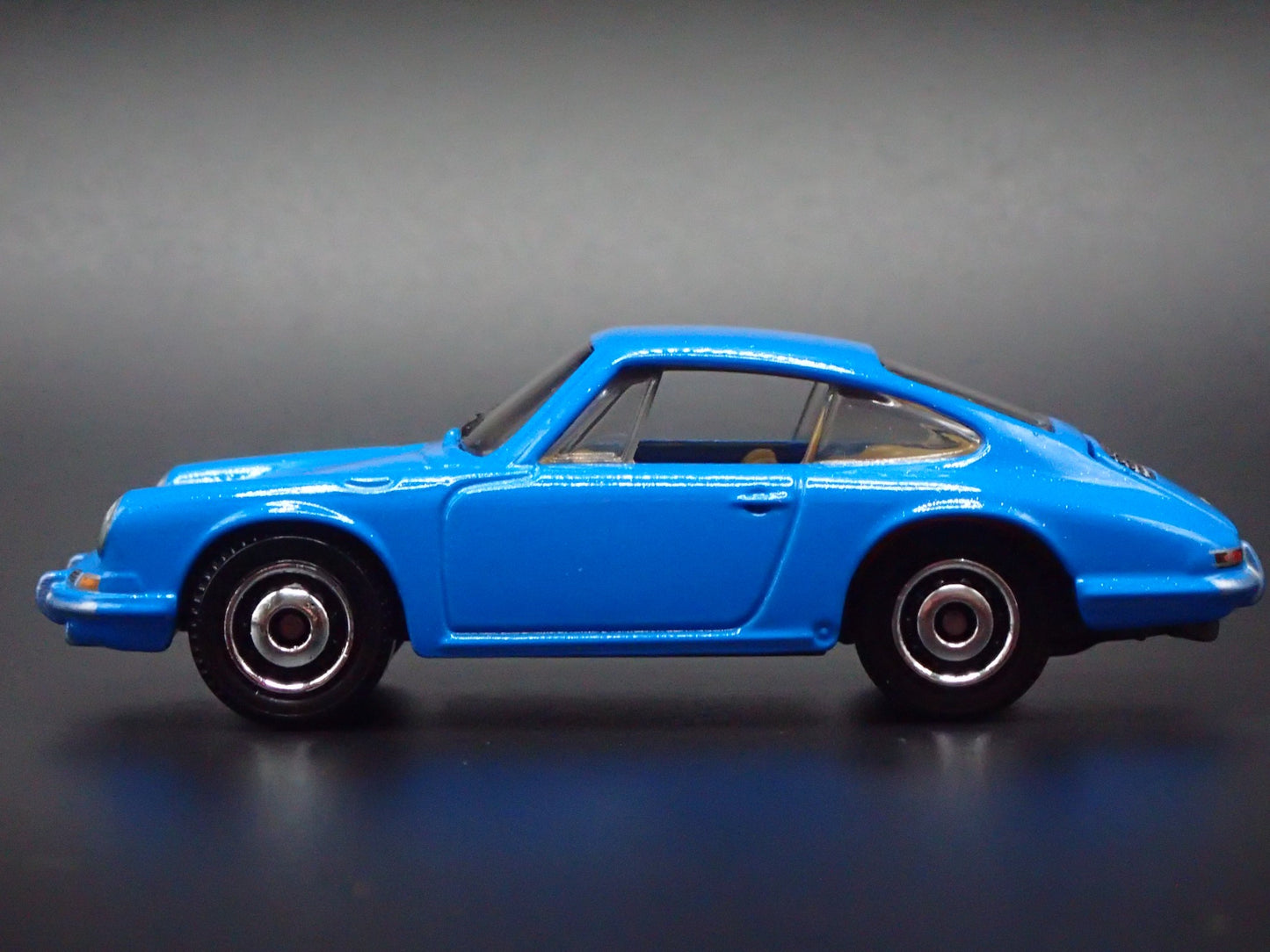 1963-1964 PORSCHE 911 BLUE 1:64 SCALE COLLECTIBLE DIORAMA DIECAST MODEL CAR