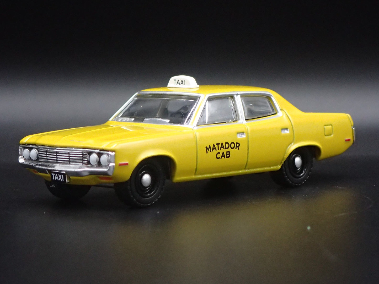1972 72 AMC MATADOR TAXI CAB 1:64 SCALE COLLECTIBLE DIORAMA DIECAST MODEL CAR
