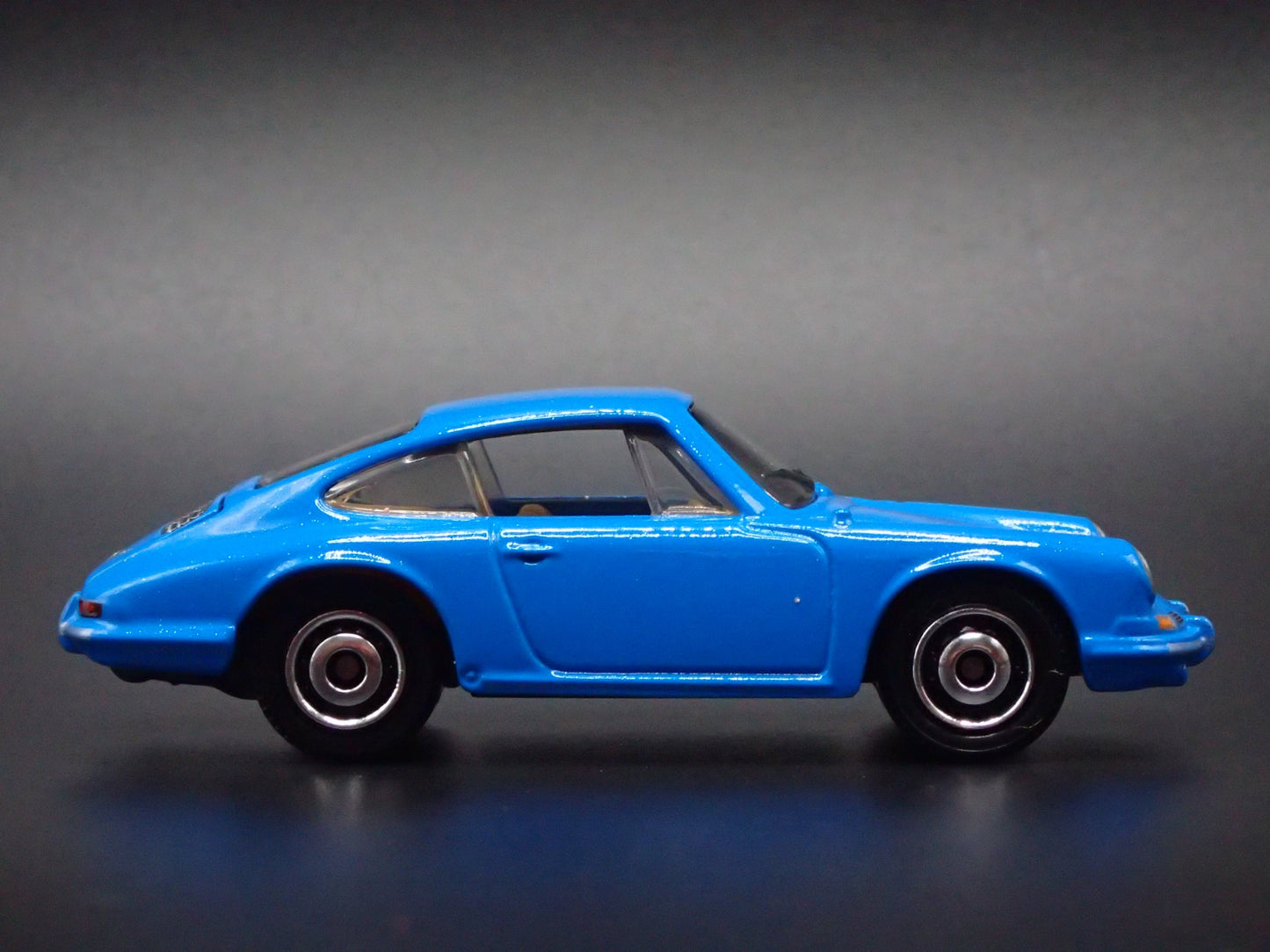 1963-1964 PORSCHE 911 BLUE 1:64 SCALE COLLECTIBLE DIORAMA DIECAST MODEL CAR