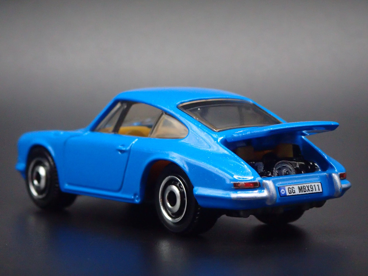 1963-1964 PORSCHE 911 BLUE 1:64 SCALE COLLECTIBLE DIORAMA DIECAST MODEL CAR