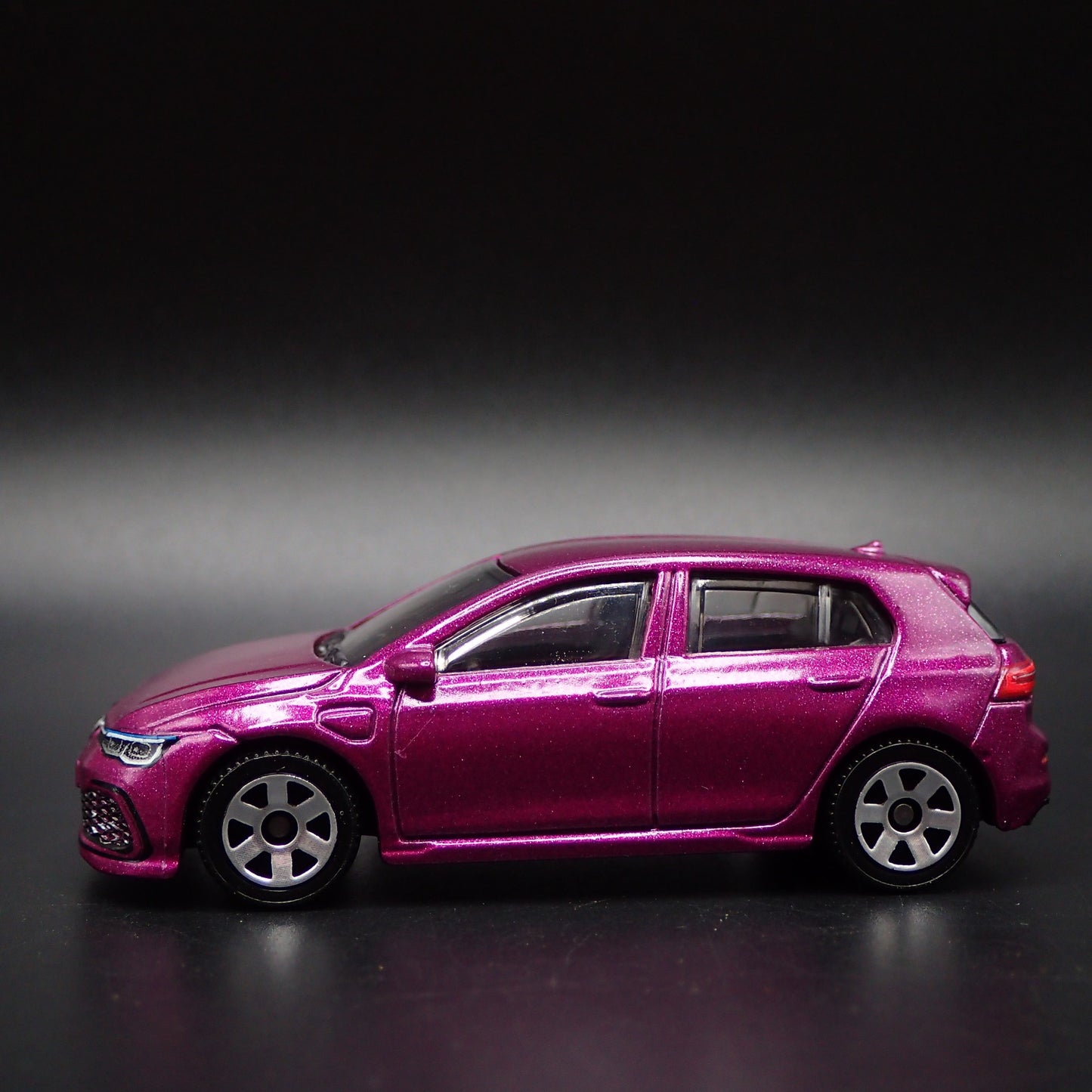 2019 19 VW VOLKSWAGEN GOLF GTE MK8 PURPLE 1:64 SCALE DIORAMA DIECAST MODEL CAR