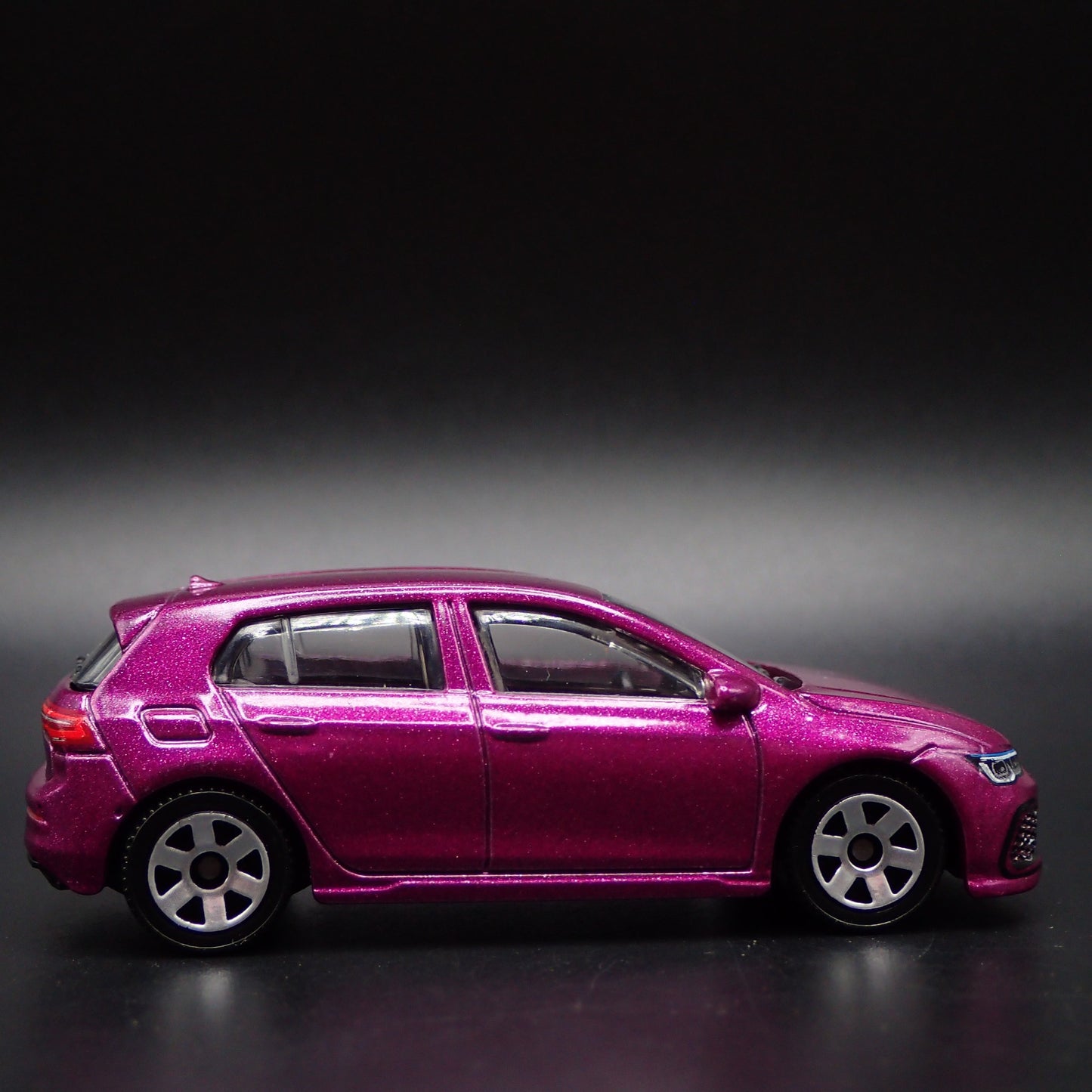 2019 19 VW VOLKSWAGEN GOLF GTE MK8 PURPLE 1:64 SCALE DIORAMA DIECAST MODEL CAR
