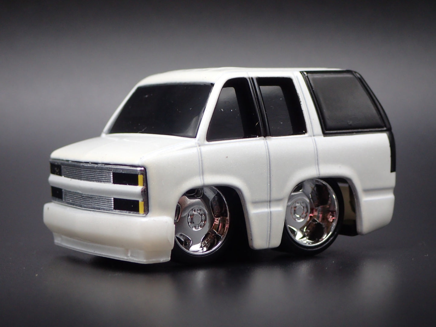 1995 95 CHEVY CHEVROLET SUBURBAN CAR TUNED 1:64 SCALE DIORAMA DIECAST MODEL CAR
