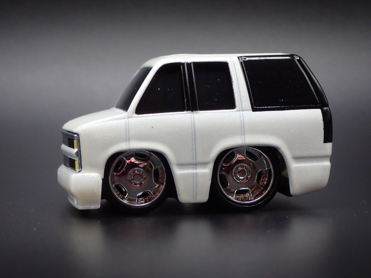 1995 95 CHEVY CHEVROLET SUBURBAN CAR TUNED 1:64 SCALE DIORAMA DIECAST MODEL CAR