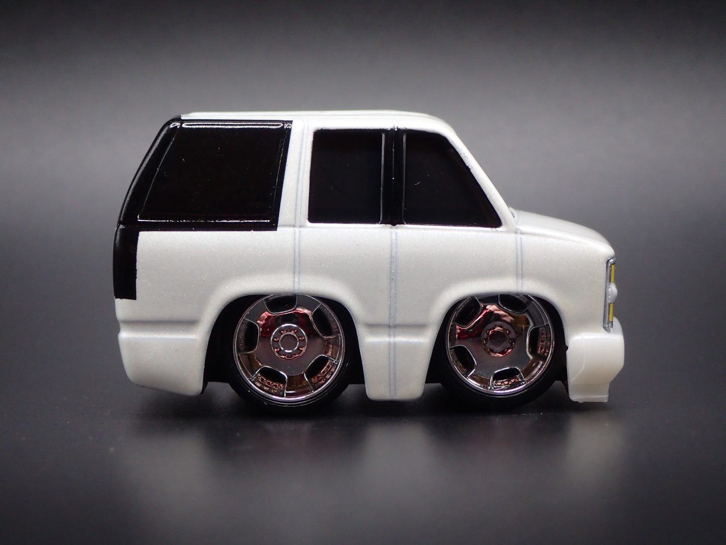 1995 95 CHEVY CHEVROLET SUBURBAN CAR TUNED 1:64 SCALE DIORAMA DIECAST MODEL CAR