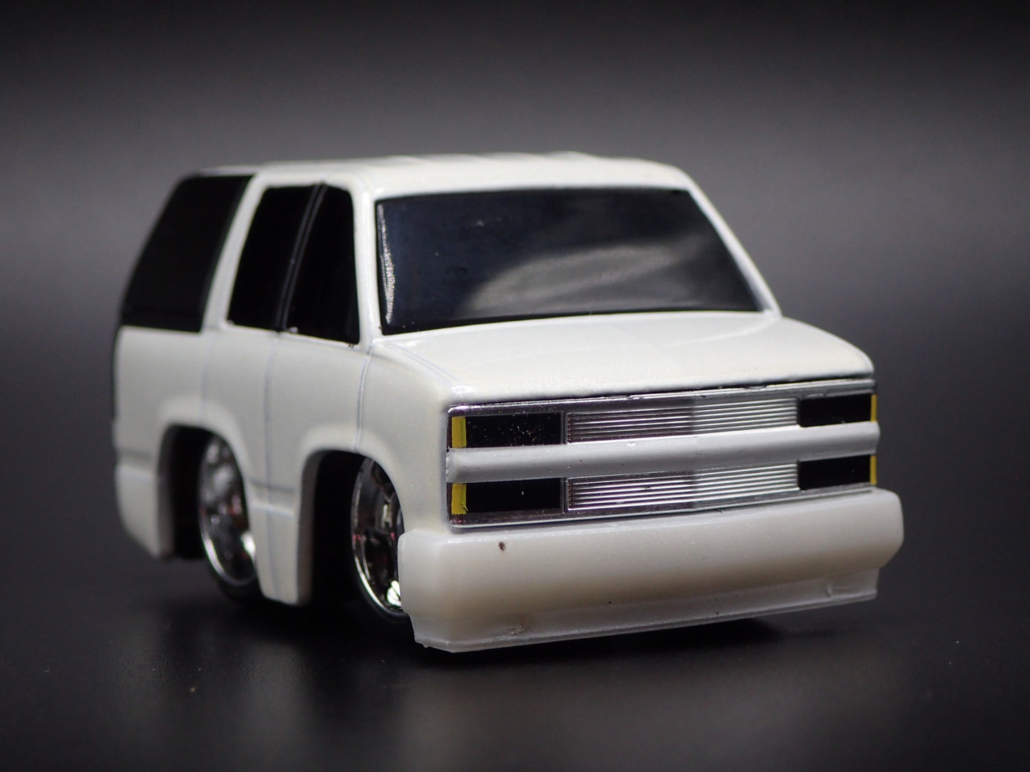 1995 95 CHEVY CHEVROLET SUBURBAN CAR TUNED 1:64 SCALE DIORAMA DIECAST MODEL CAR