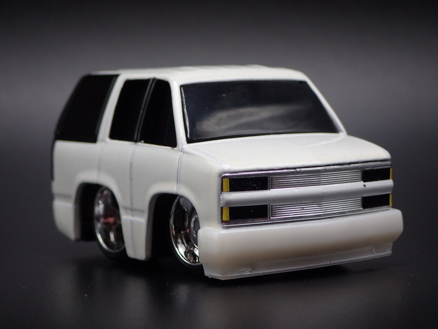 1995 95 CHEVY CHEVROLET SUBURBAN CAR TUNED 1:64 SCALE DIORAMA DIECAST MODEL CAR