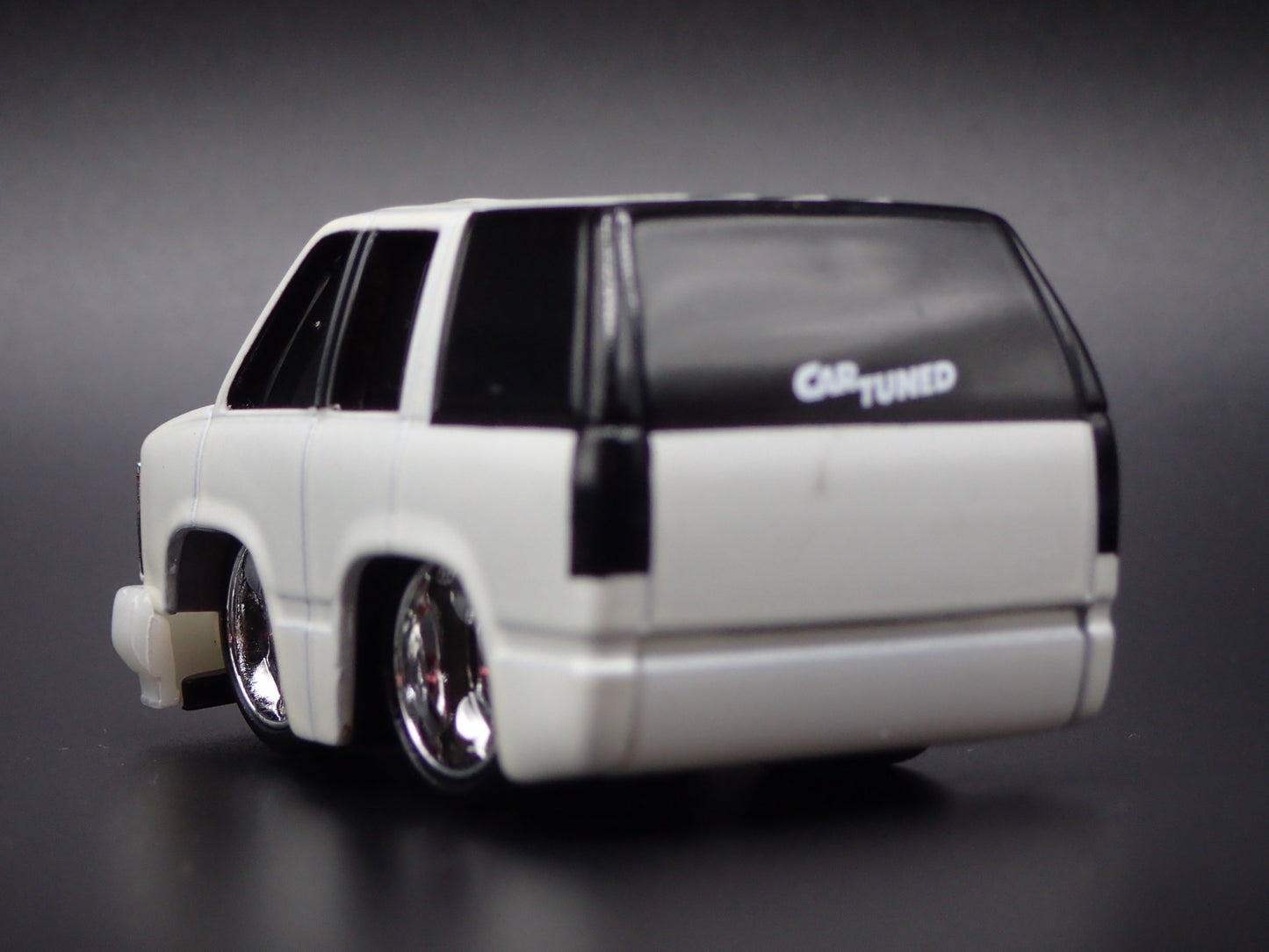 1995 95 CHEVY CHEVROLET SUBURBAN CAR TUNED 1:64 SCALE DIORAMA DIECAST MODEL CAR