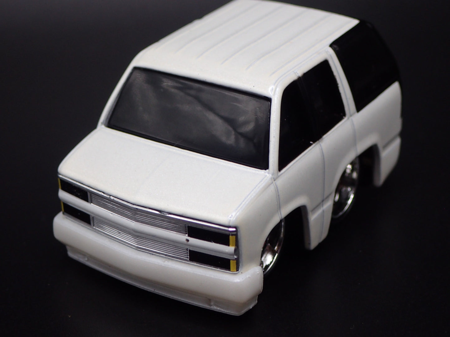 1995 95 CHEVY CHEVROLET SUBURBAN CAR TUNED 1:64 SCALE DIORAMA DIECAST MODEL CAR