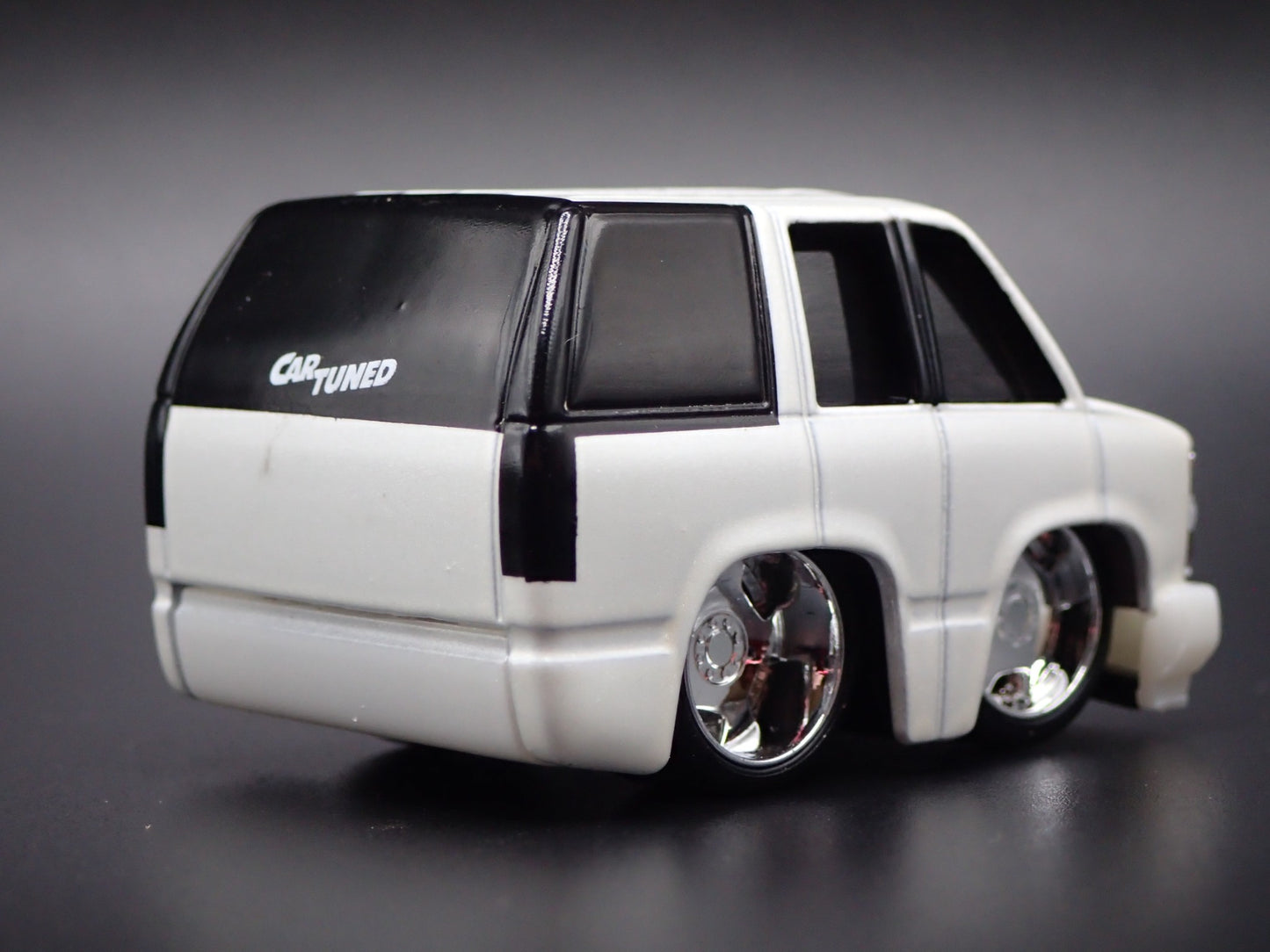 1995 95 CHEVY CHEVROLET SUBURBAN CAR TUNED 1:64 SCALE DIORAMA DIECAST MODEL CAR