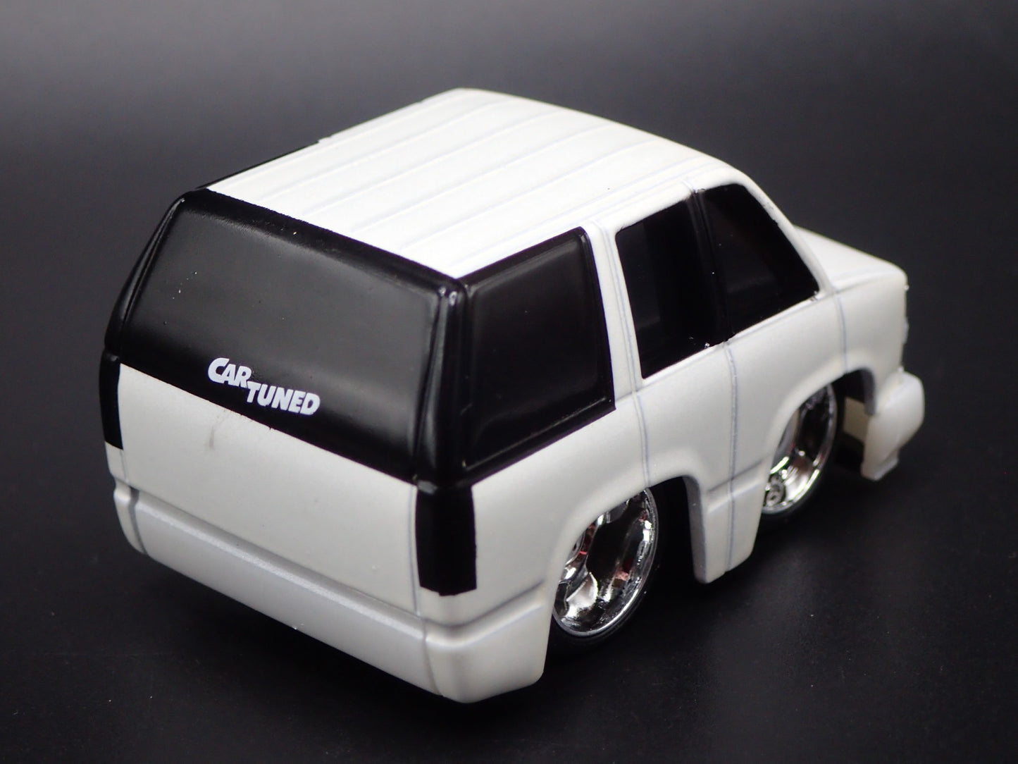 1995 95 CHEVY CHEVROLET SUBURBAN CAR TUNED 1:64 SCALE DIORAMA DIECAST MODEL CAR