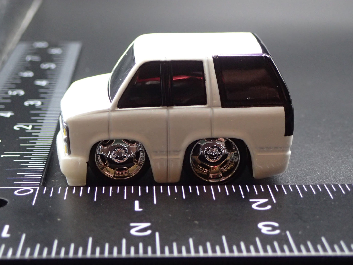 1995 95 CHEVY CHEVROLET SUBURBAN CAR TUNED 1:64 SCALE DIORAMA DIECAST MODEL CAR