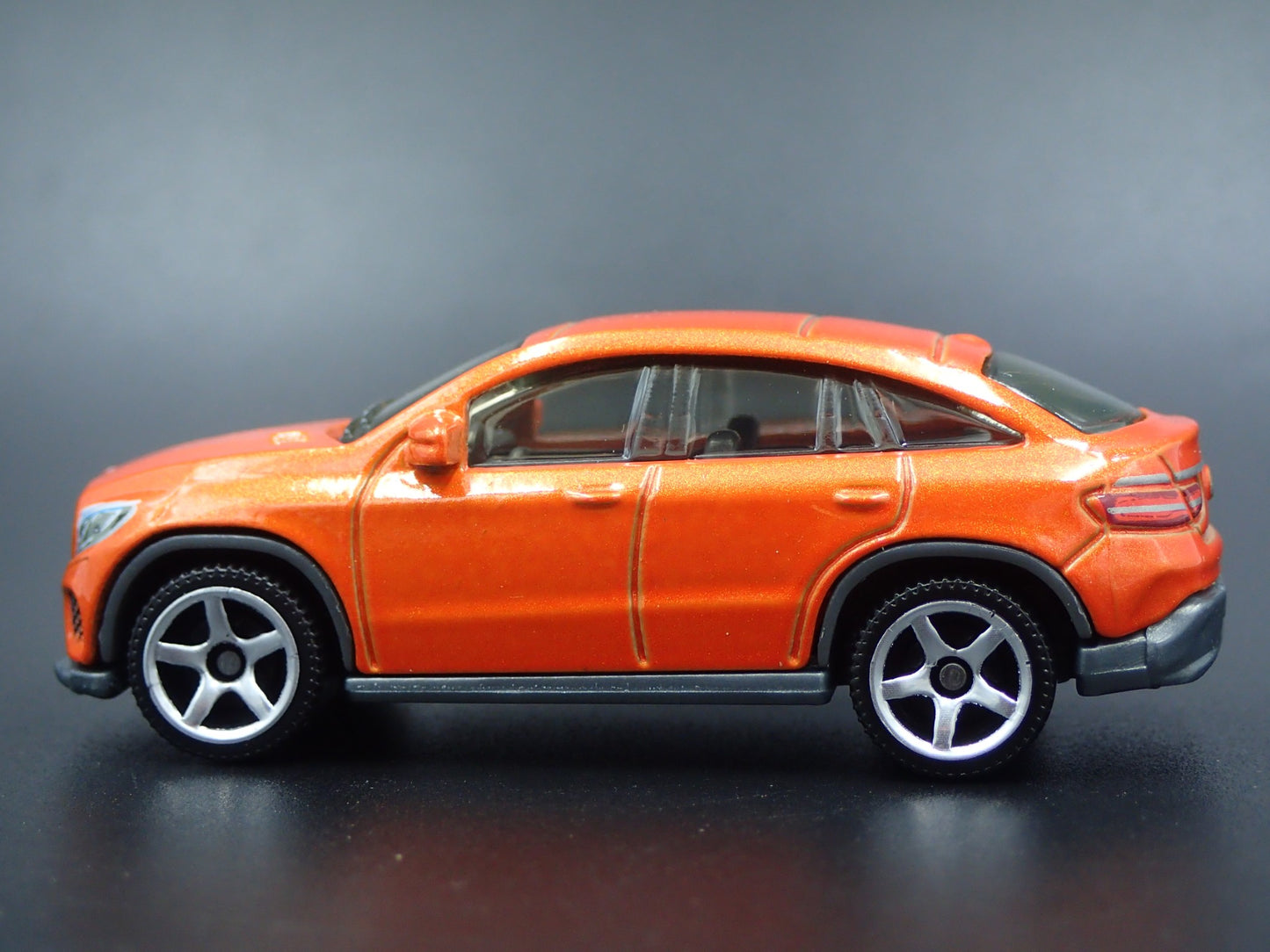 2012-2019 MERCEDES-BENZ GLE COUPE ORANGE 1:64 SCALE DIORAMA DIECAST MODEL CAR