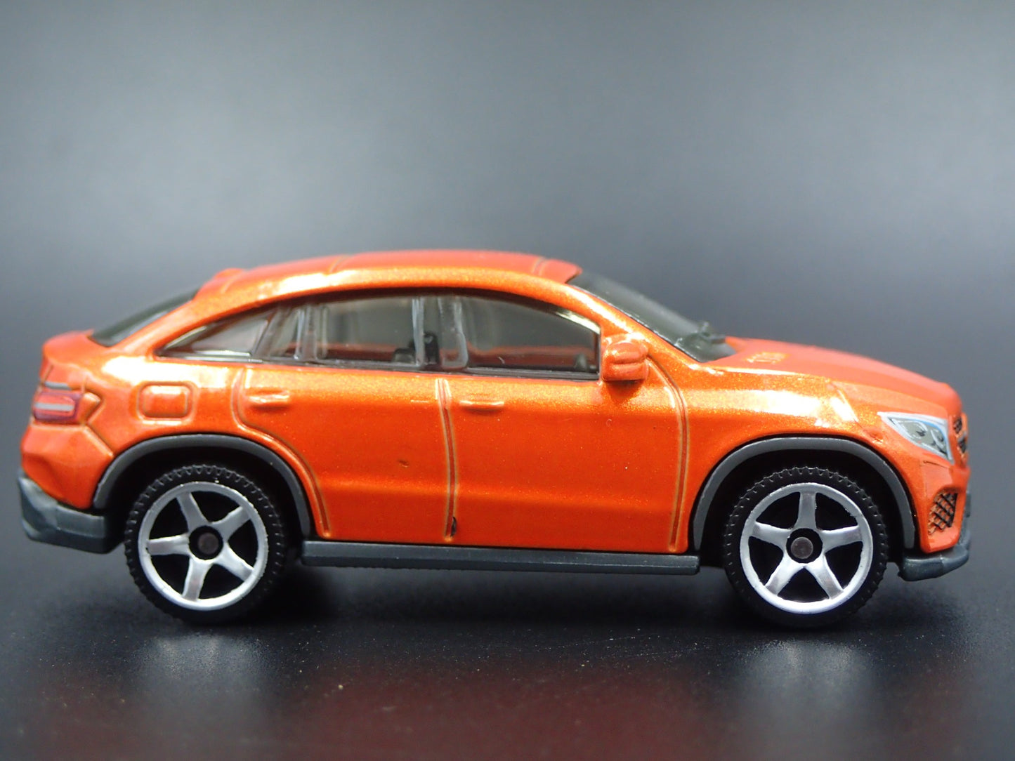 2012-2019 MERCEDES-BENZ GLE COUPE ORANGE 1:64 SCALE DIORAMA DIECAST MODEL CAR