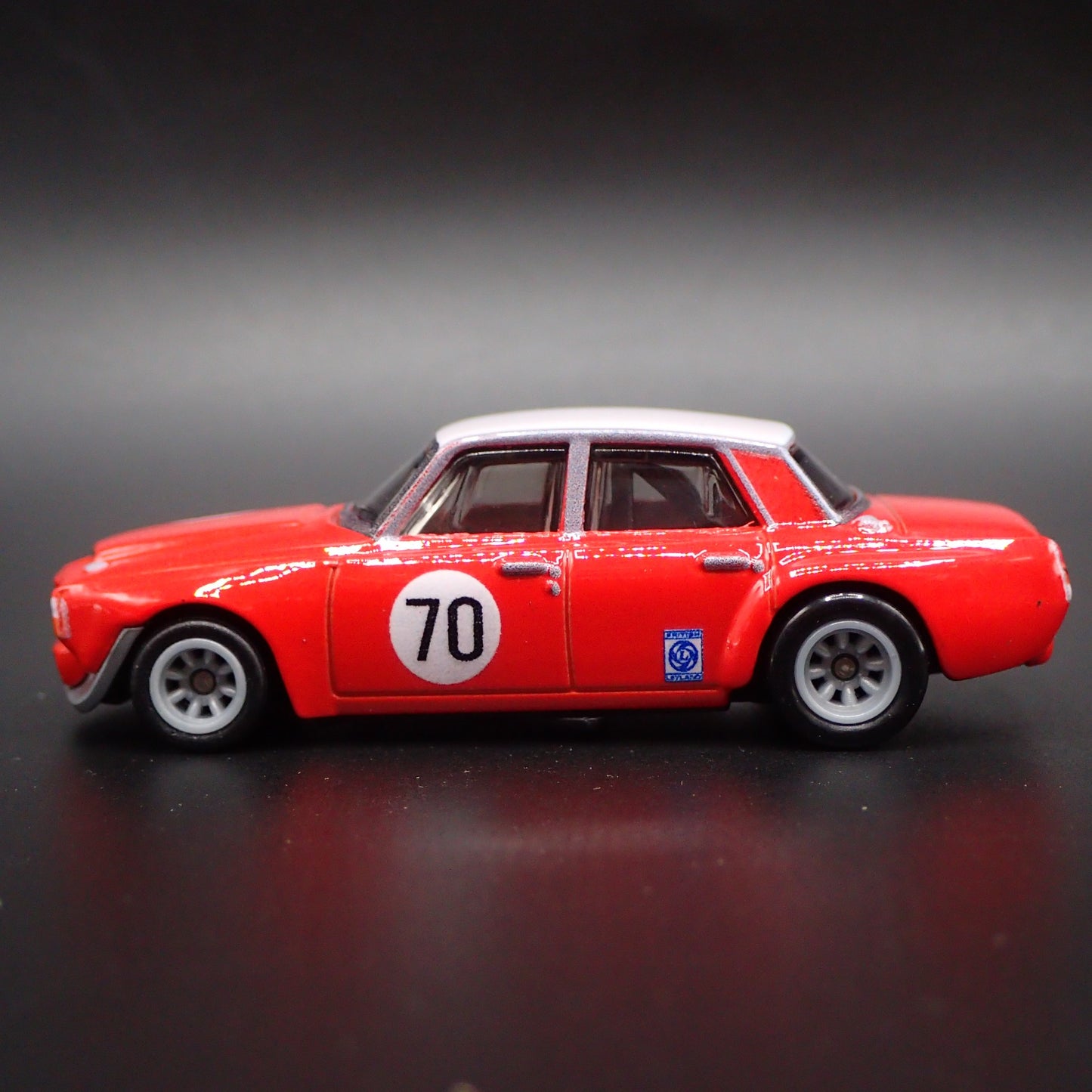 1963-1977 ROVER P6 GROUP 2 RED 1/64 SCALE COLLECTIBLE DIORAMA DIECAST MODEL CAR