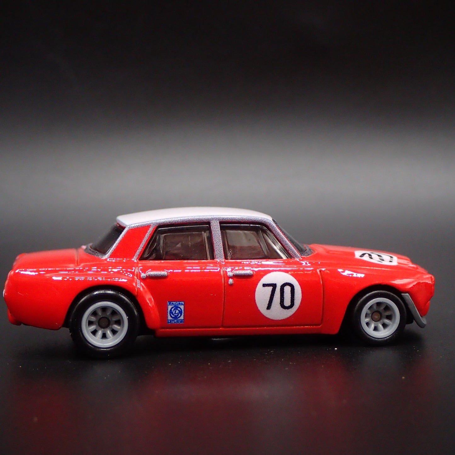 1963-1977 ROVER P6 GROUP 2 RED 1/64 SCALE COLLECTIBLE DIORAMA DIECAST MODEL CAR