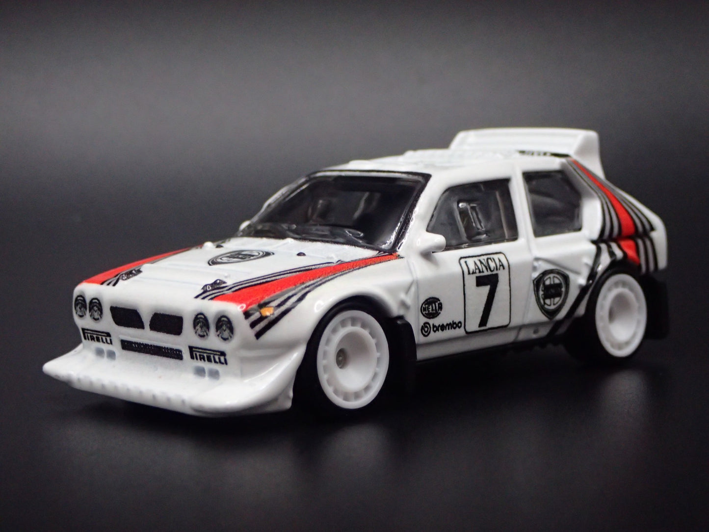 1987-1994 LANCIA DELTA S4 RACE CAR WHITE 1:64 SCALE DIORAMA DIECAST MODEL CAR