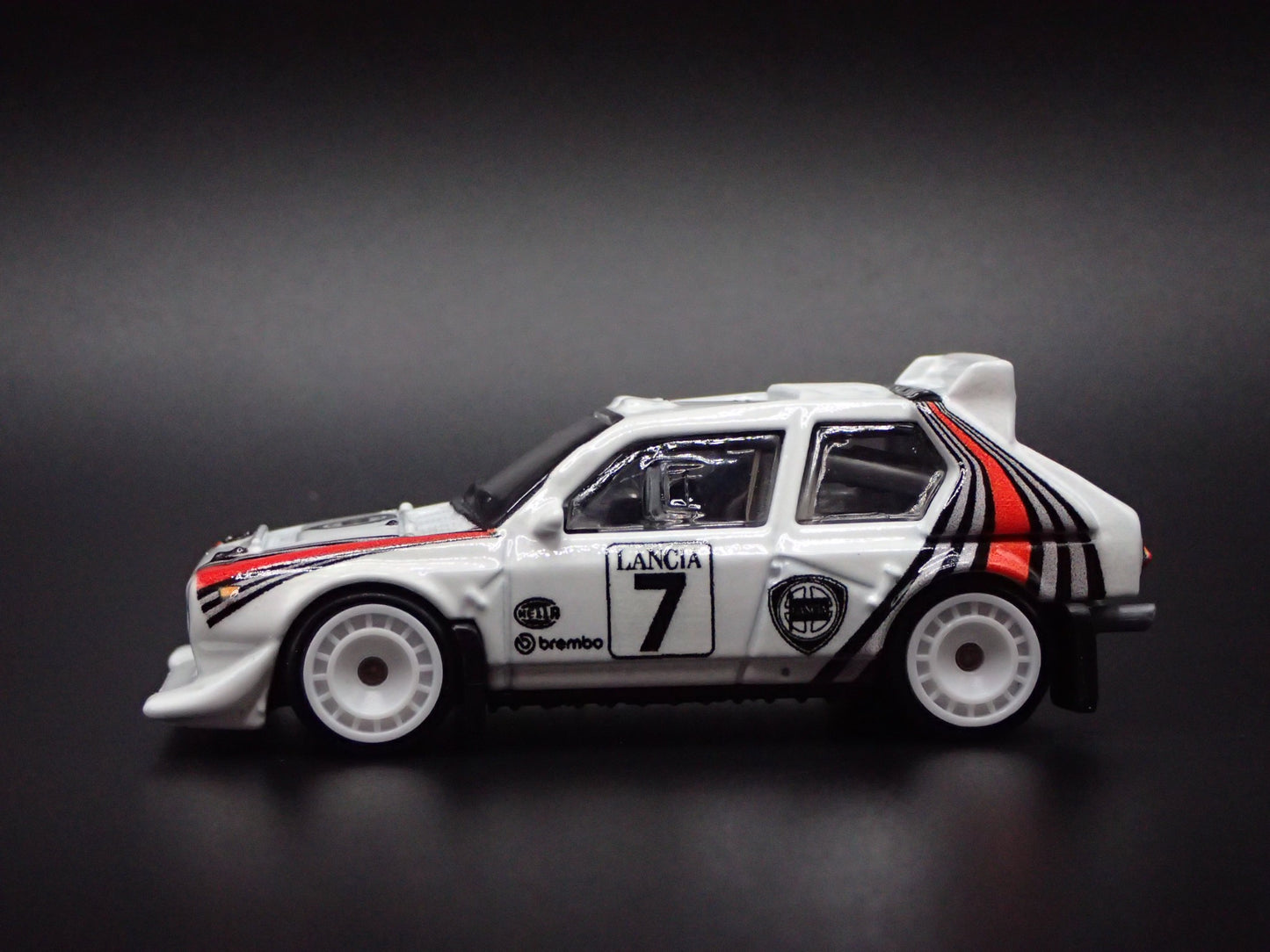 1987-1994 LANCIA DELTA S4 RACE CAR WHITE 1:64 SCALE DIORAMA DIECAST MODEL CAR