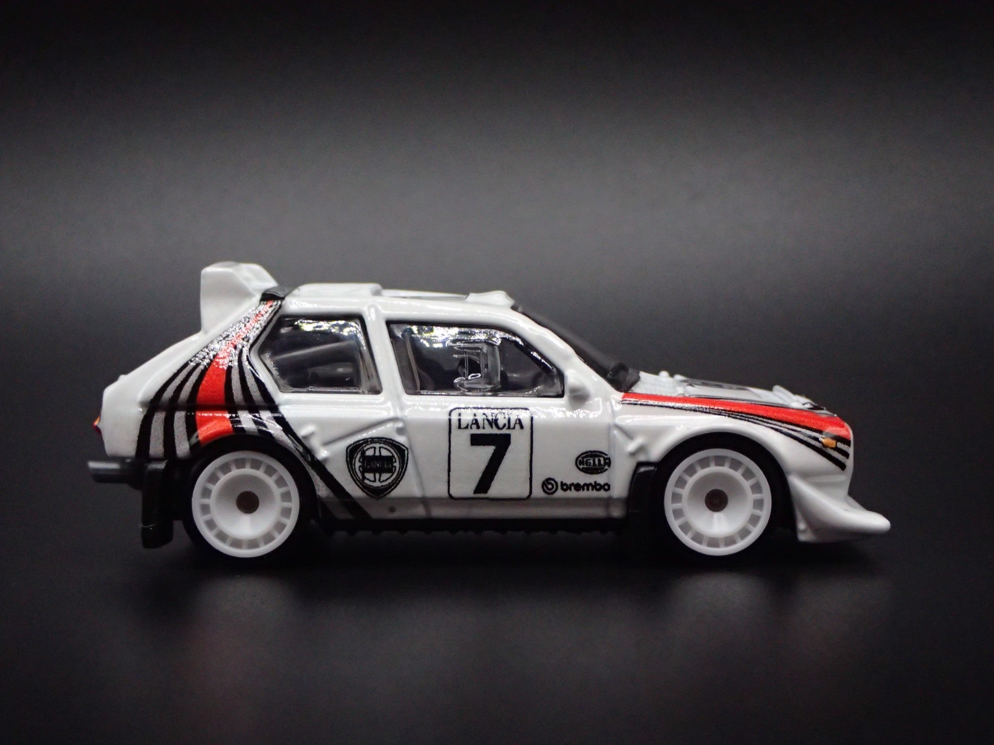 1987-1994 LANCIA DELTA S4 RACE CAR WHITE 1:64 SCALE DIORAMA
