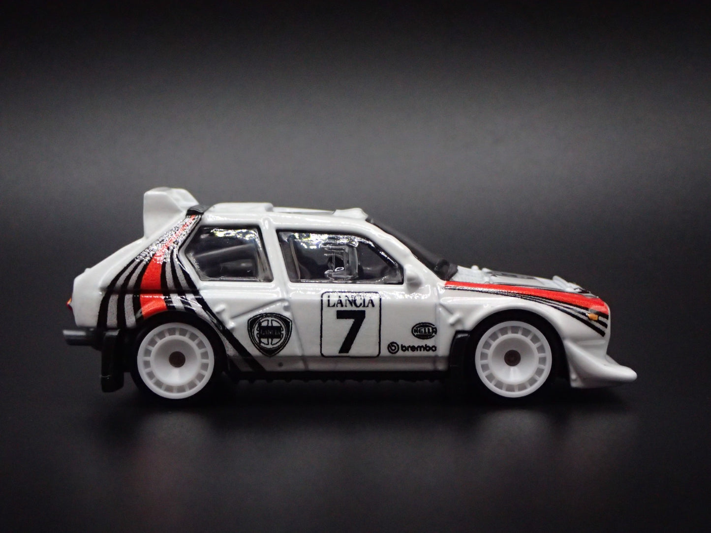 1987-1994 LANCIA DELTA S4 RACE CAR WHITE 1:64 SCALE DIORAMA DIECAST MODEL CAR