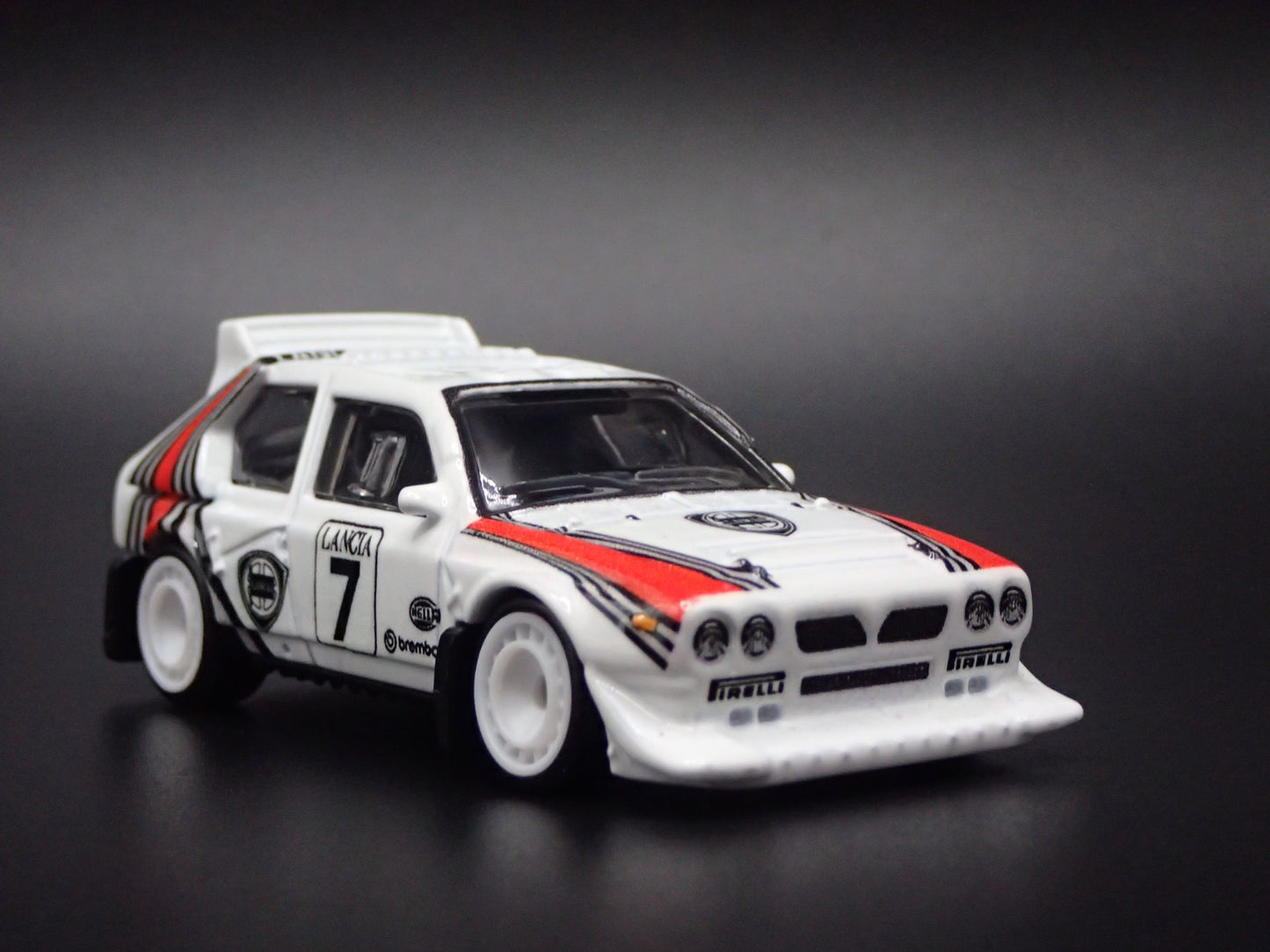 1987-1994 LANCIA DELTA S4 RACE CAR WHITE 1:64 SCALE DIORAMA DIECAST MODEL CAR
