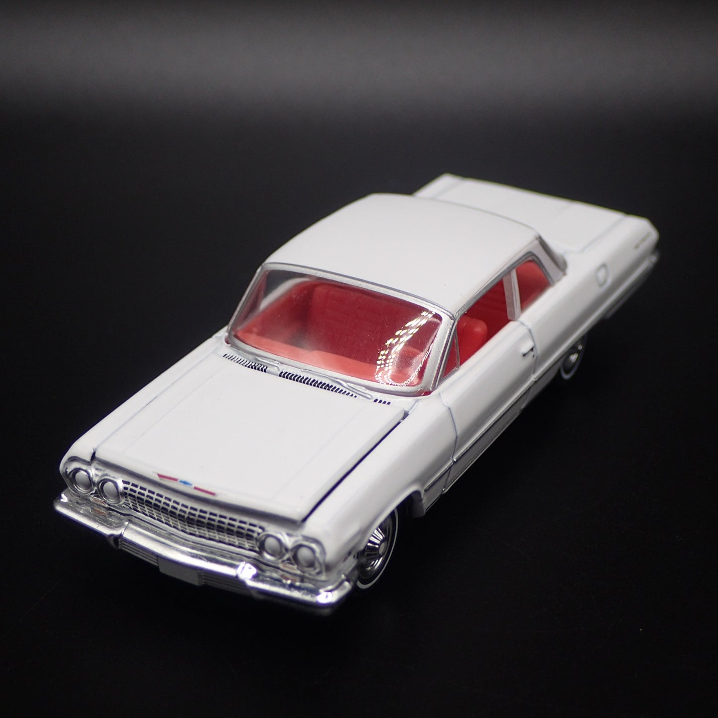 1963 63 CHEVY CHEVROLET BEL AIR 1:64 SCALE COLLECTIBLE DIORAMA DIECAST MODEL CAR